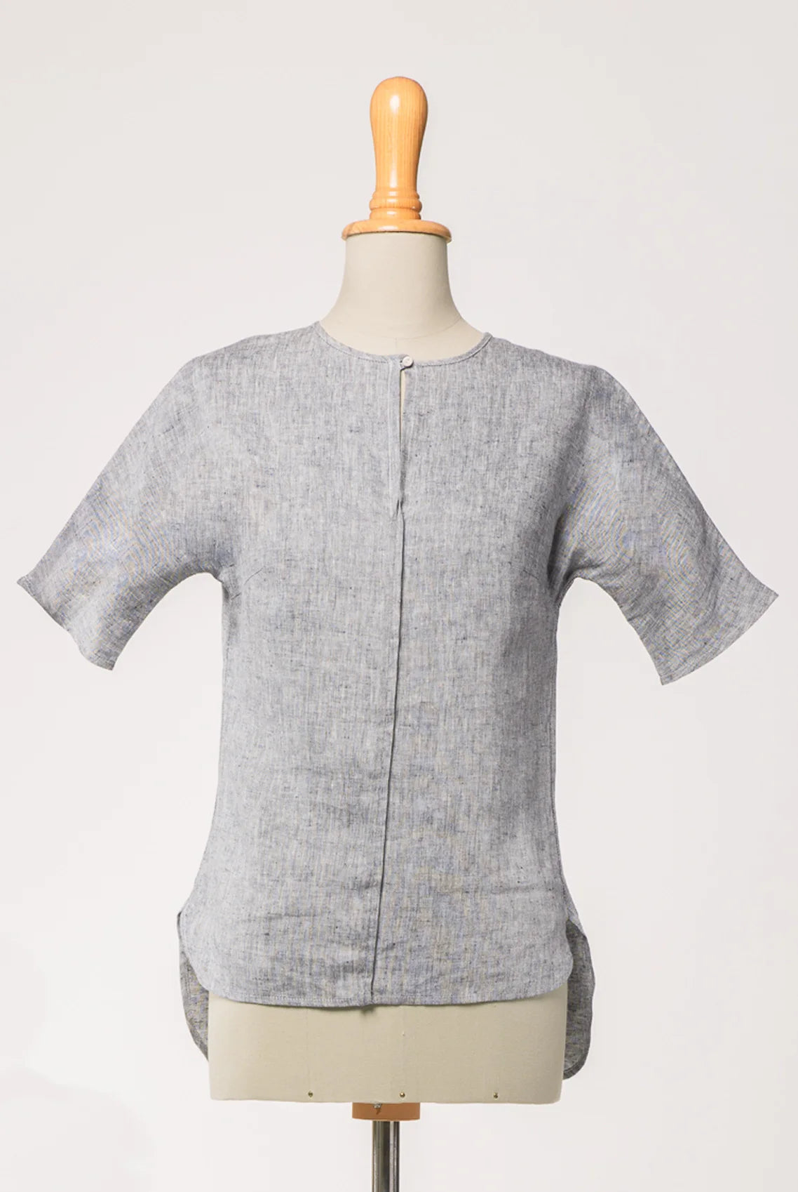 Bluse Romy aus blaugrauem Bio-Leinen – Frontansicht auf Büste, handgefertigt in München von Zirbenfux