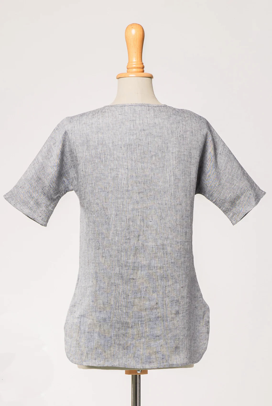 Bluse Romy aus blaugrauem Bio-Leinen – Rückansicht auf Büste, handgefertigt von Zirbenfux