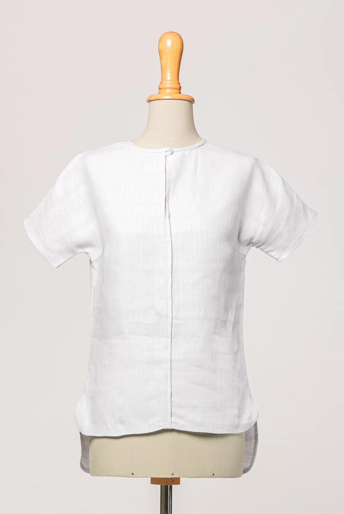 Bluse Romy aus Bio-Leinen in hellem Wasserblau – Frontansicht auf Büste, handgefertigt in München von Zirbenfux