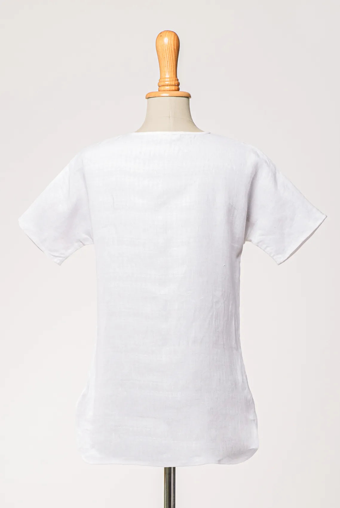 Bluse Romy aus weißem Bio-Leinen – Rückansicht auf Büste, nachhaltig gefertigt von Zirbenfux