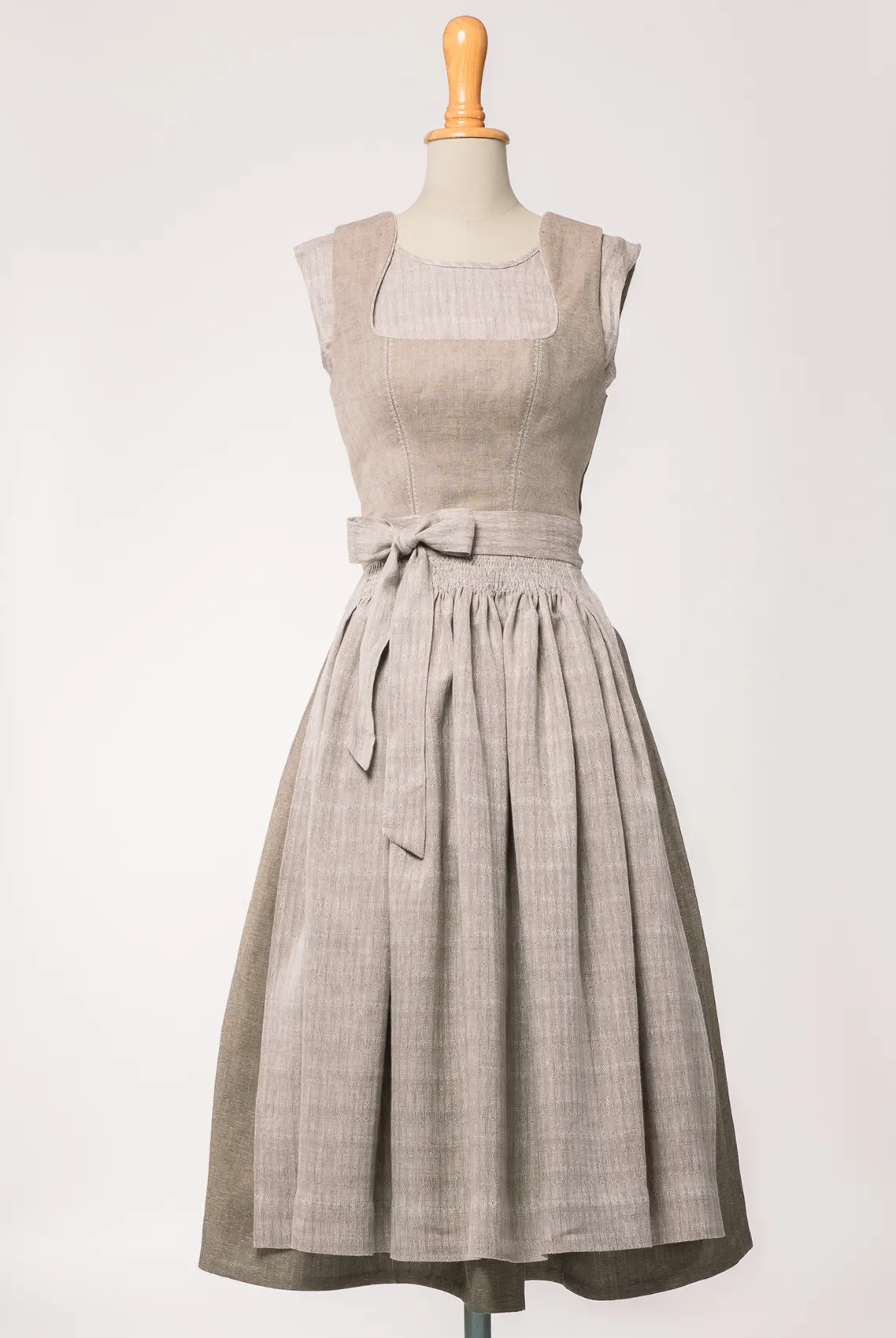 Mieder Ava aus naturfarbenem Bio-Leinen, kombiniert mit Rock Marlene in Goldbraun und naturfarbener Leinenschürze – Frontansicht auf Büste, handgefertigt in München von Zirbenfux