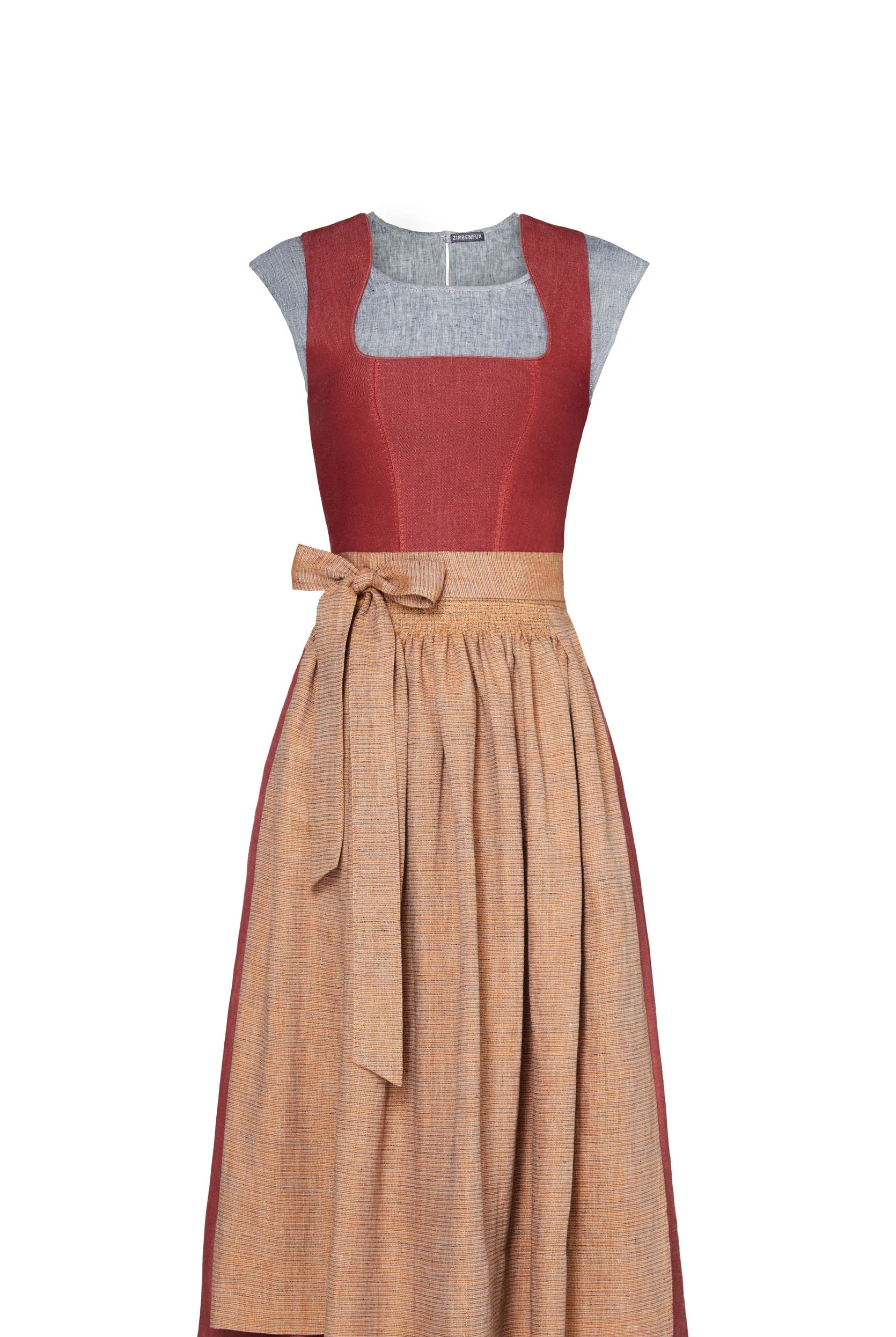 Dirndl Ava aus Leinen-Schurwolle-Mischung in pinker Beere, kombiniert mit ocker-gelb gestreifter Dirndlschürze aus Leinen – Frontansicht als Freisteller, handgefertigt in München von Zirbenfux