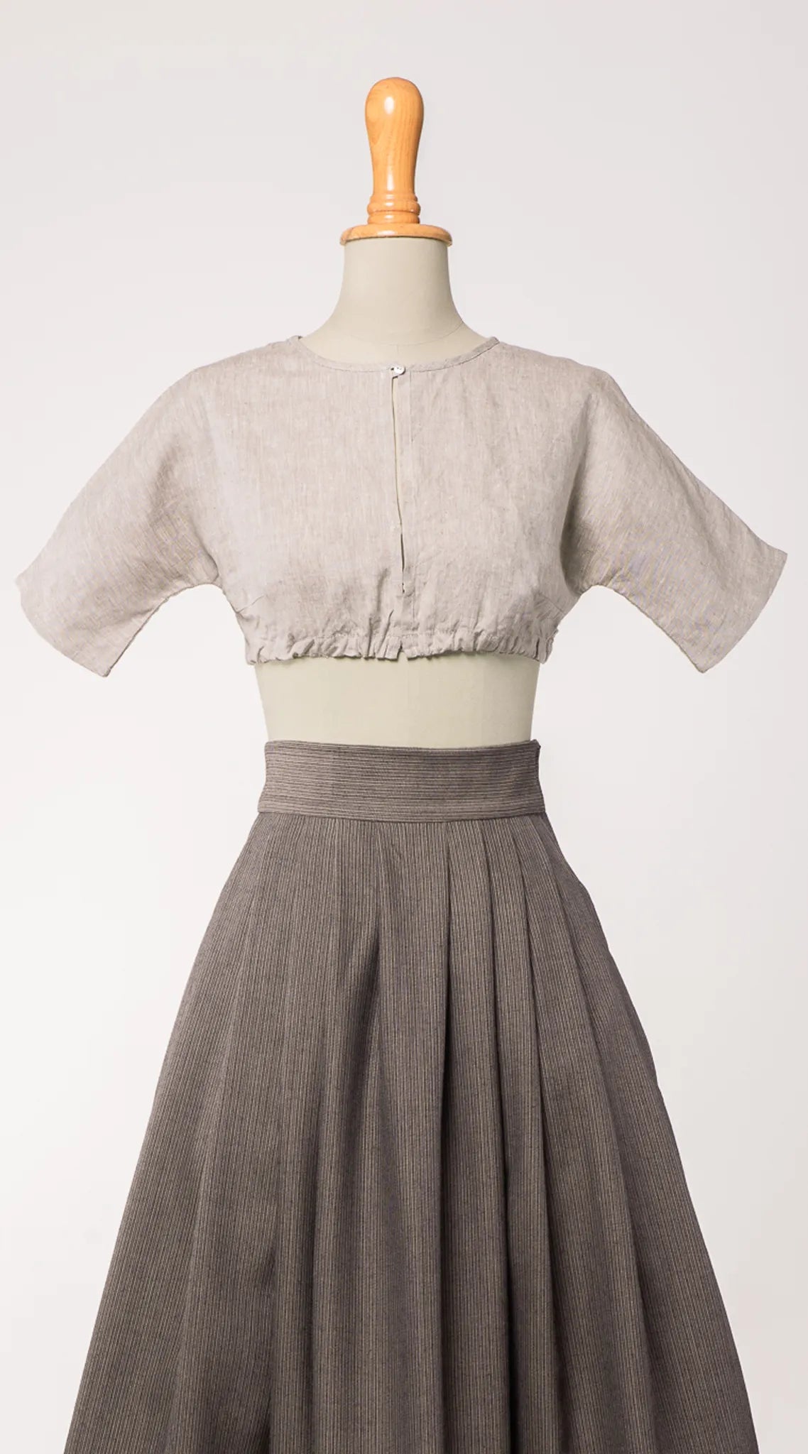 Dirndlbluse Romy aus naturfarbenem Bio-Leinen , kombiniert mit Rock Marlene – Frontansicht auf Büste, handgefertigt von Zirbenfux