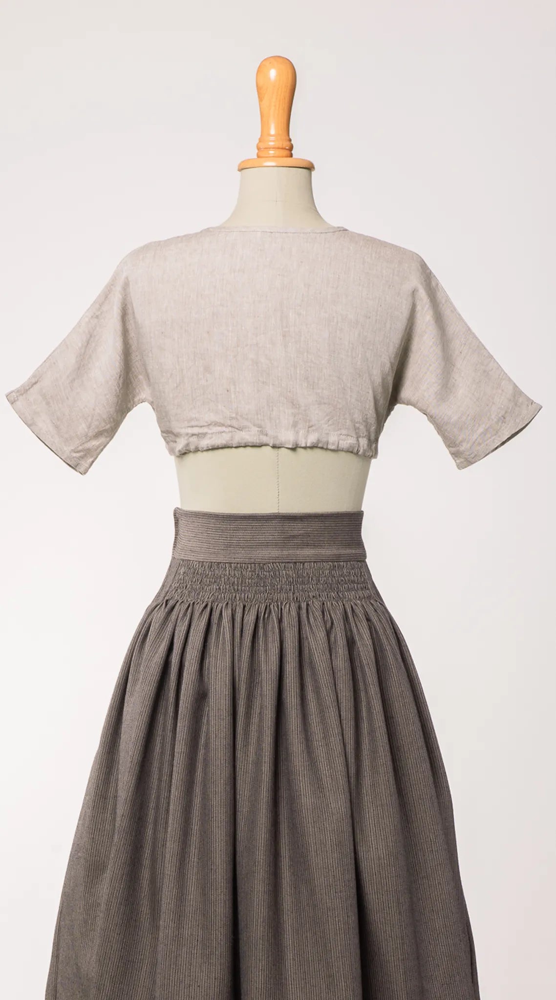 Dirndlbluse Romy aus naturfarbenem Bio-Leinen , kombiniert mit Rock Marlene – Rückansicht auf Büste, zeitlos interpretiert von Zirbenfux