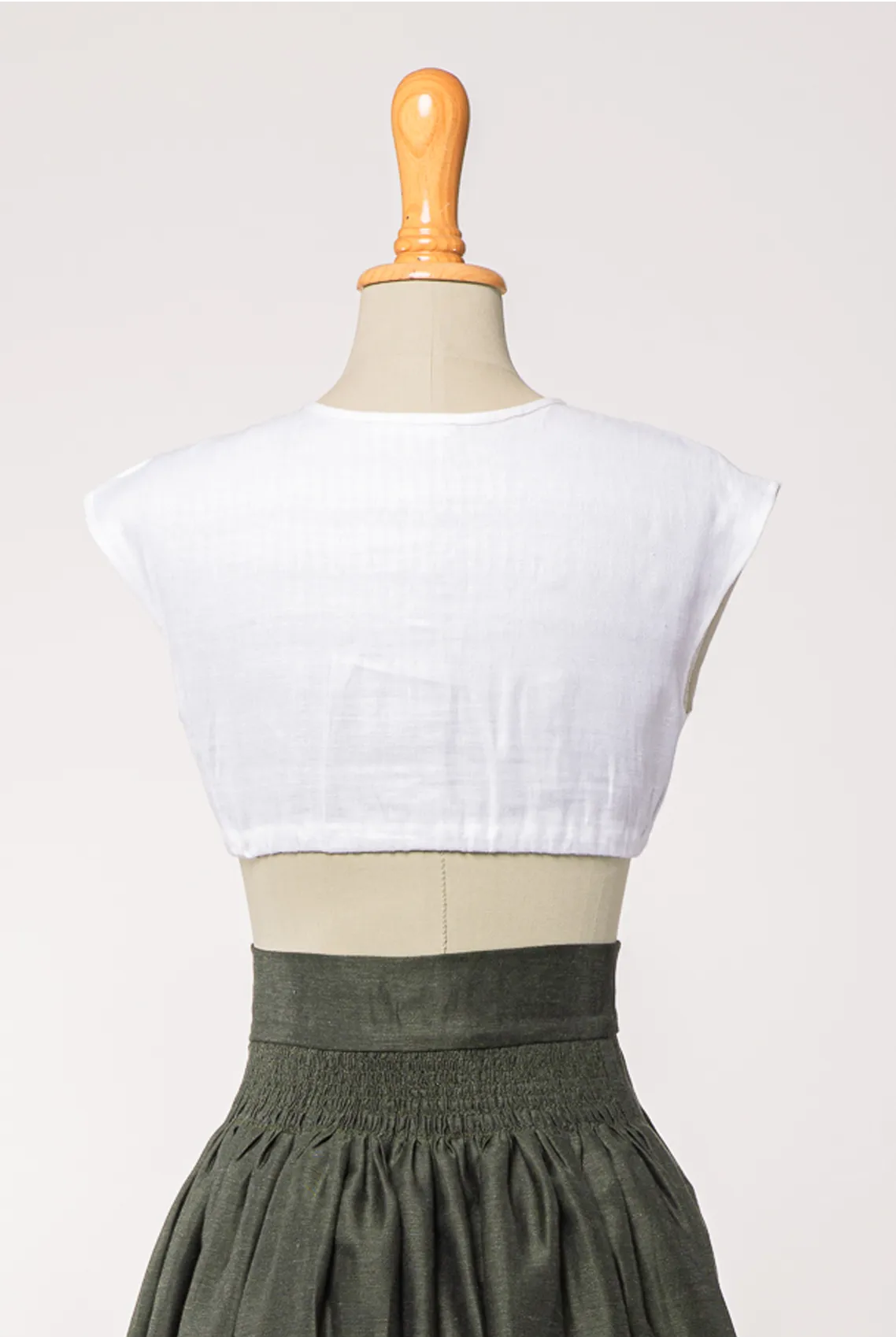 Dirndlbluse Tilda aus weißem Bio-Leinen, kombiniert mit Rock Marlene – Rückansicht auf Büste, handgefertigt in München von Zirbenfux