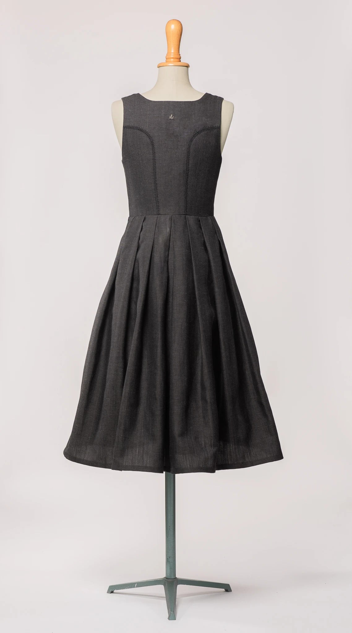 Dirndl Wanda von Zirbenfux, Rückansicht mit dezentem Zierstich, hochgeschlossen, aus Leinen-Wolle-Mix in Anthrazit.