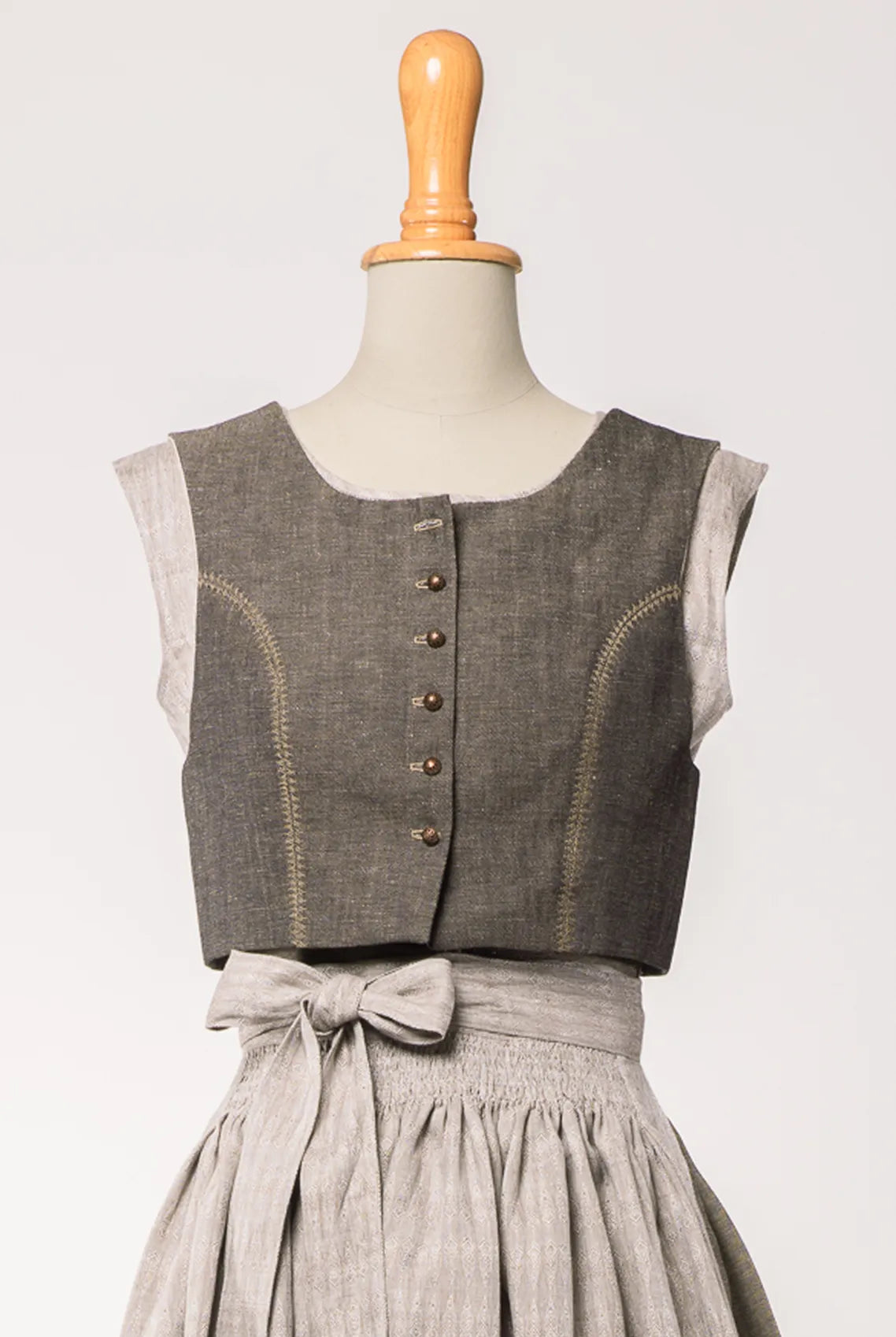 Fuxerl Charlie in gold-naturfarbener Leinen-Schurwolle mit tonalem Zierstich – Frontansicht auf Büste, handgefertigt in München von Zirbenfux