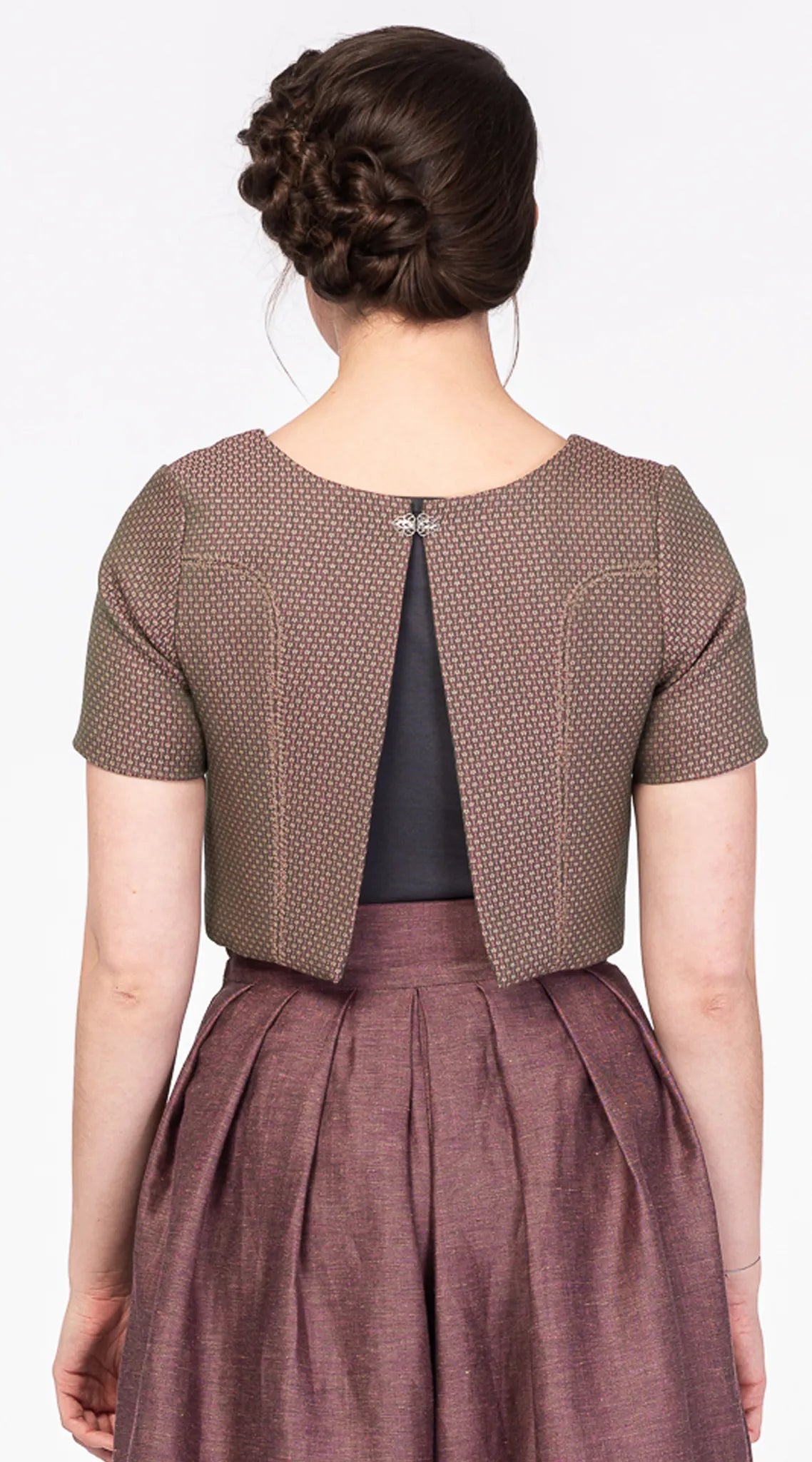 Fuxerl Tilda aus Schurwolle in Rosé mit dezent changierendem Webmuster – Rückansicht am Model, zeitlos interpretiert von Zirbenfux