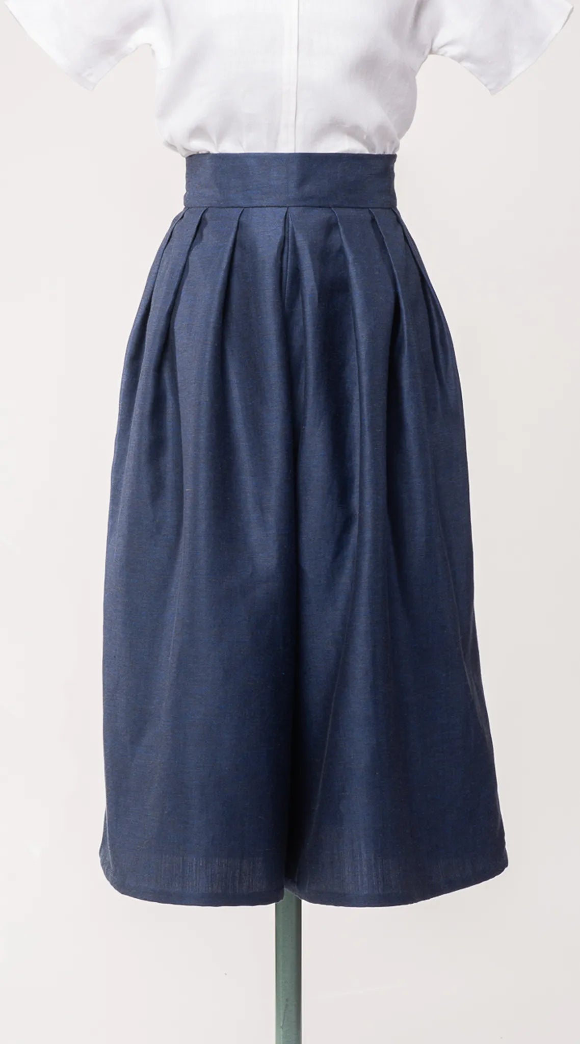Nahaufnahme des Hosenrocks Audrey aus dunkelblauer Leinen-Schurwolle-Mischung – Frontansicht auf Büste, handgefertigt in München von Zirbenfux