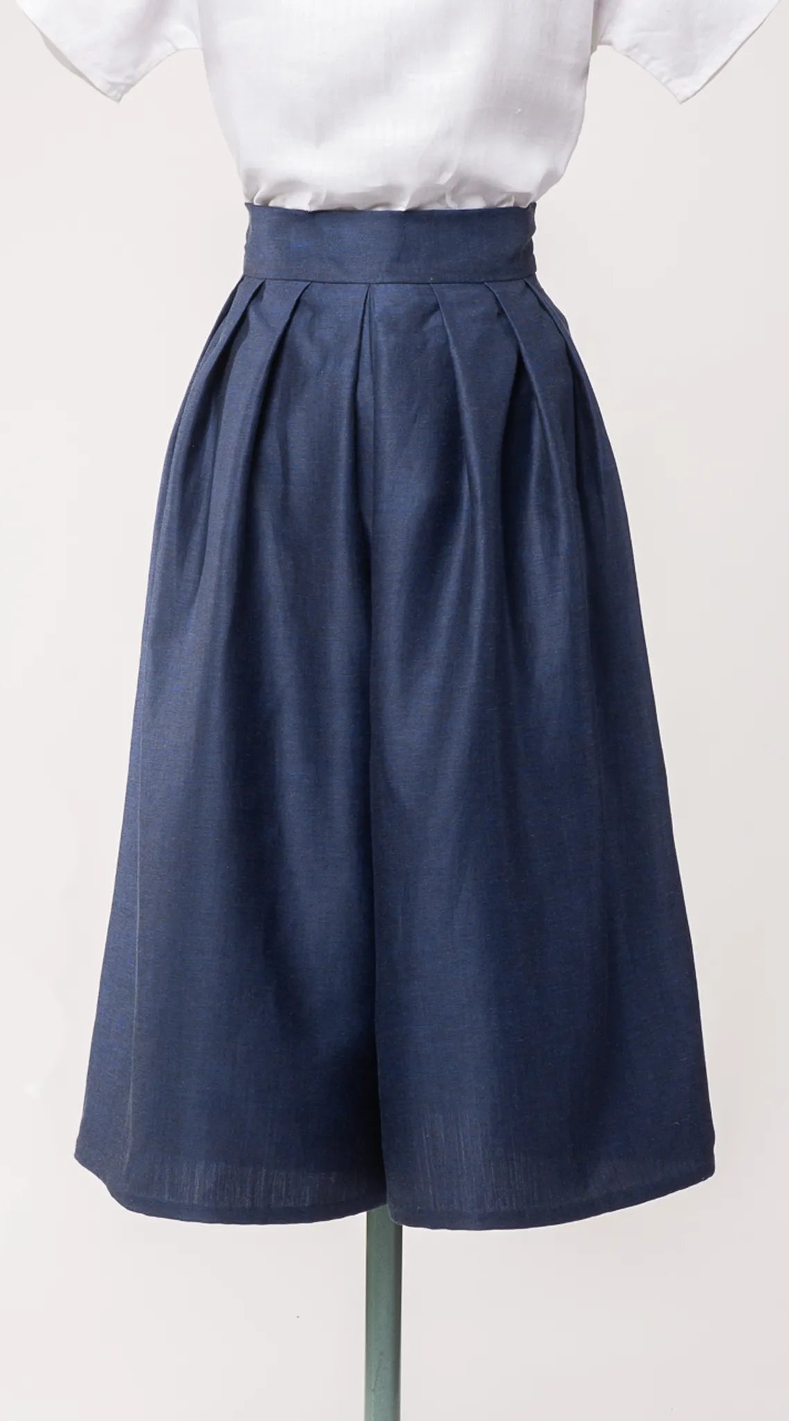 Nahaufnahme des Hosenrocks Audrey aus dunkelblauer Leinen-Schurwolle-Mischung – Rückansicht auf Büste, handgefertigt in München von Zirbenfux