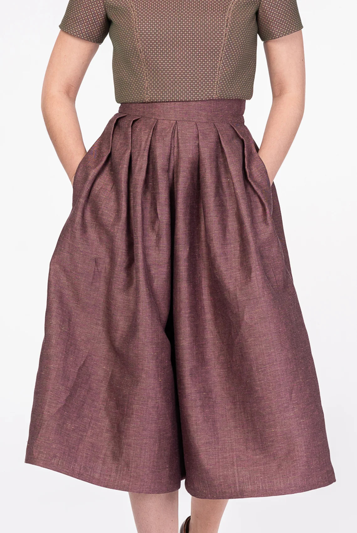 Nahaufnahme Hosenrock Audrey aus Leinen-Schurwolle-Mischung in Farbe Malve, kombiniert mit Fuxerl Tilda – Frontansicht am Model, handgefertigt in München von Zirbenfux