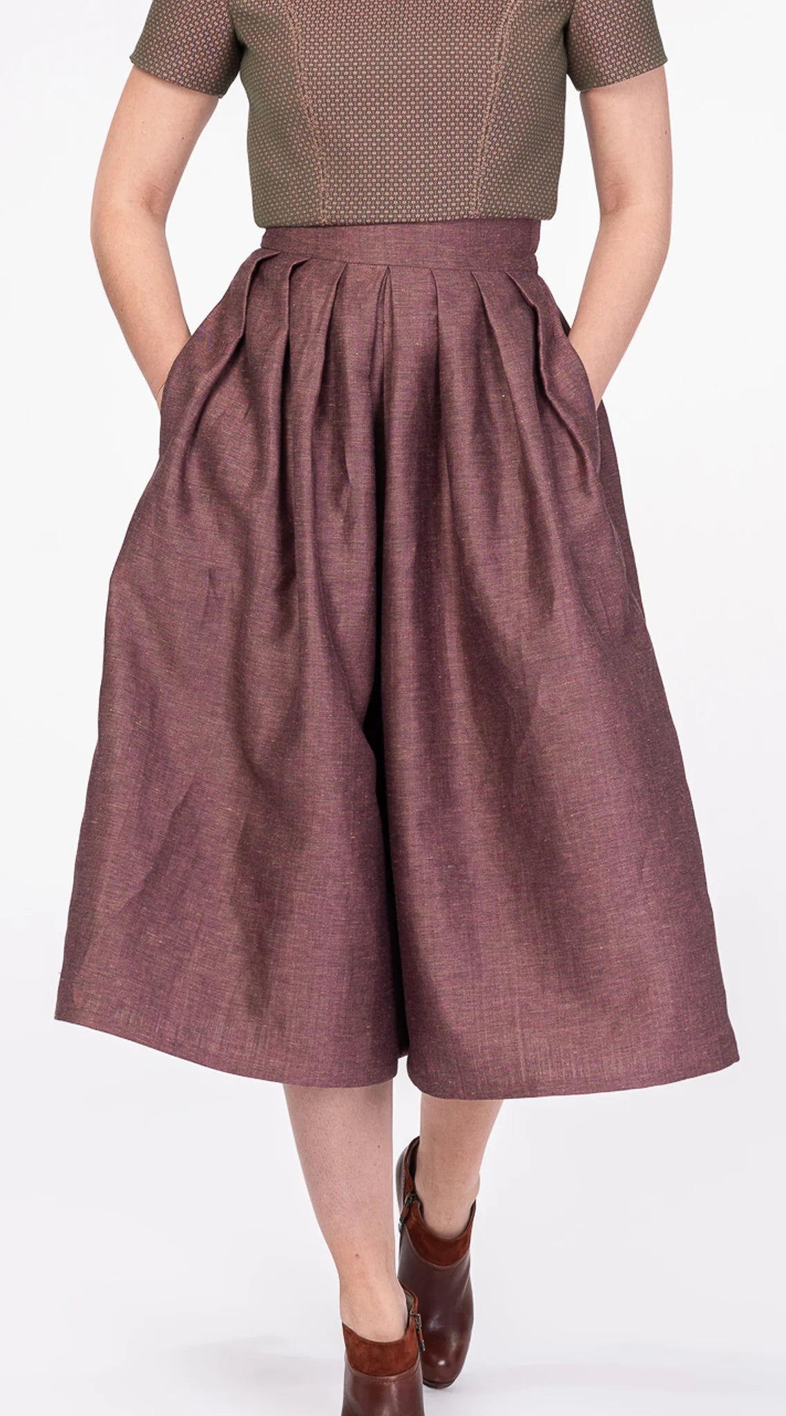 Nahaufnahme Hosenrock Audrey aus Leinen-Schurwolle-Mischung in Farbe Malve, kombiniert mit Fuxerl Tilda – Frontansicht am Model, handgefertigt in München von Zirbenfux