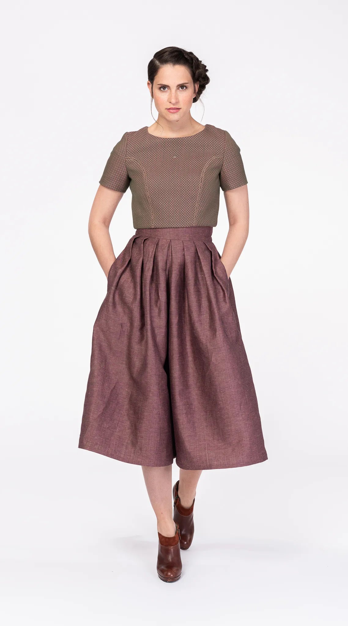Hosenrock Audrey aus Wolle-Leinen-Mischung in Malve, kombiniert mit Fuxerl und Bluse Tilda – Frontansicht am Model, moderne Tracht von Zirbenfux