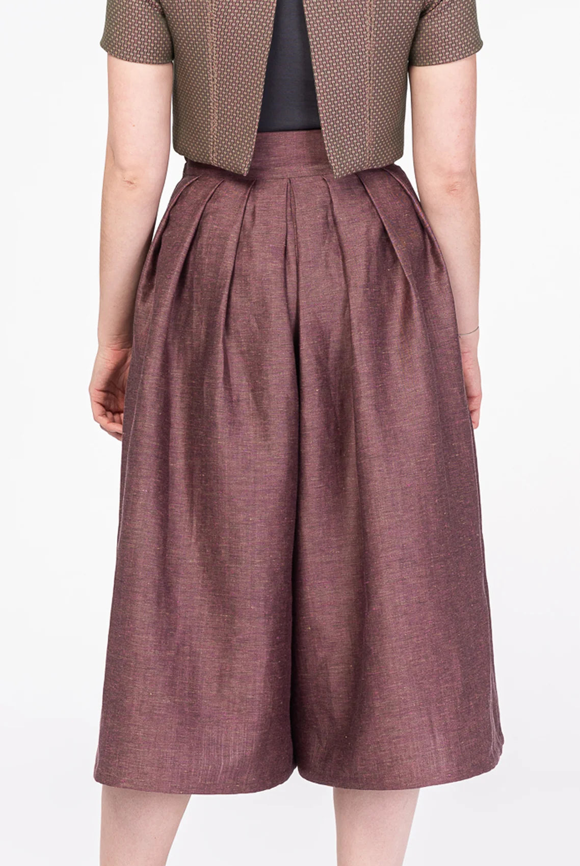 Nahaufnahme Hosenrock Audrey aus Leinen-Schurwolle-Mischung in Farbe Malve, kombiniert mit Fuxerl Tilda – Rückansicht am Model, handgefertigt von Zirbenfux