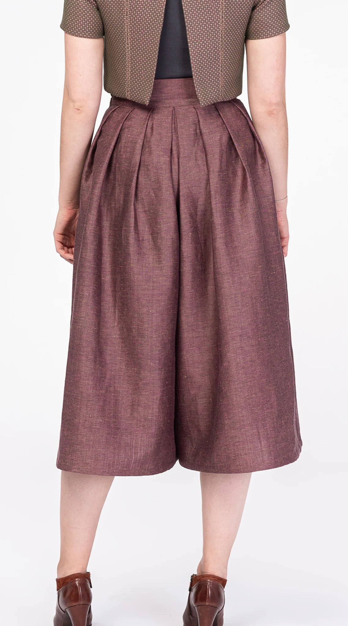 Nahaufnahme Hosenrock Audrey aus Leinen-Schurwolle-Mischung in Farbe Malve, kombiniert mit Fuxerl Tilda – Rückansicht am Model, handgefertigt von Zirbenfux
