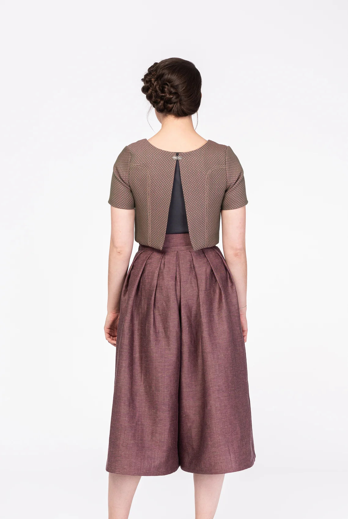 Hosenrock Audrey aus Leinen-Schurwolle-Mischung in Farbe Malve, kombiniert mit Fuxerl Tilda – Rückansicht am Model, handgefertigt von Zirbenfux