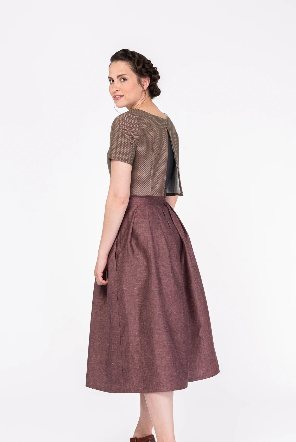 Hosenrock Audrey aus Leinen-Schurwolle-Mischung in Farbe Malve, kombiniert mit Fuxerl Tilda – Seitenansicht am Model, handgefertigt in München von Zirbenfux