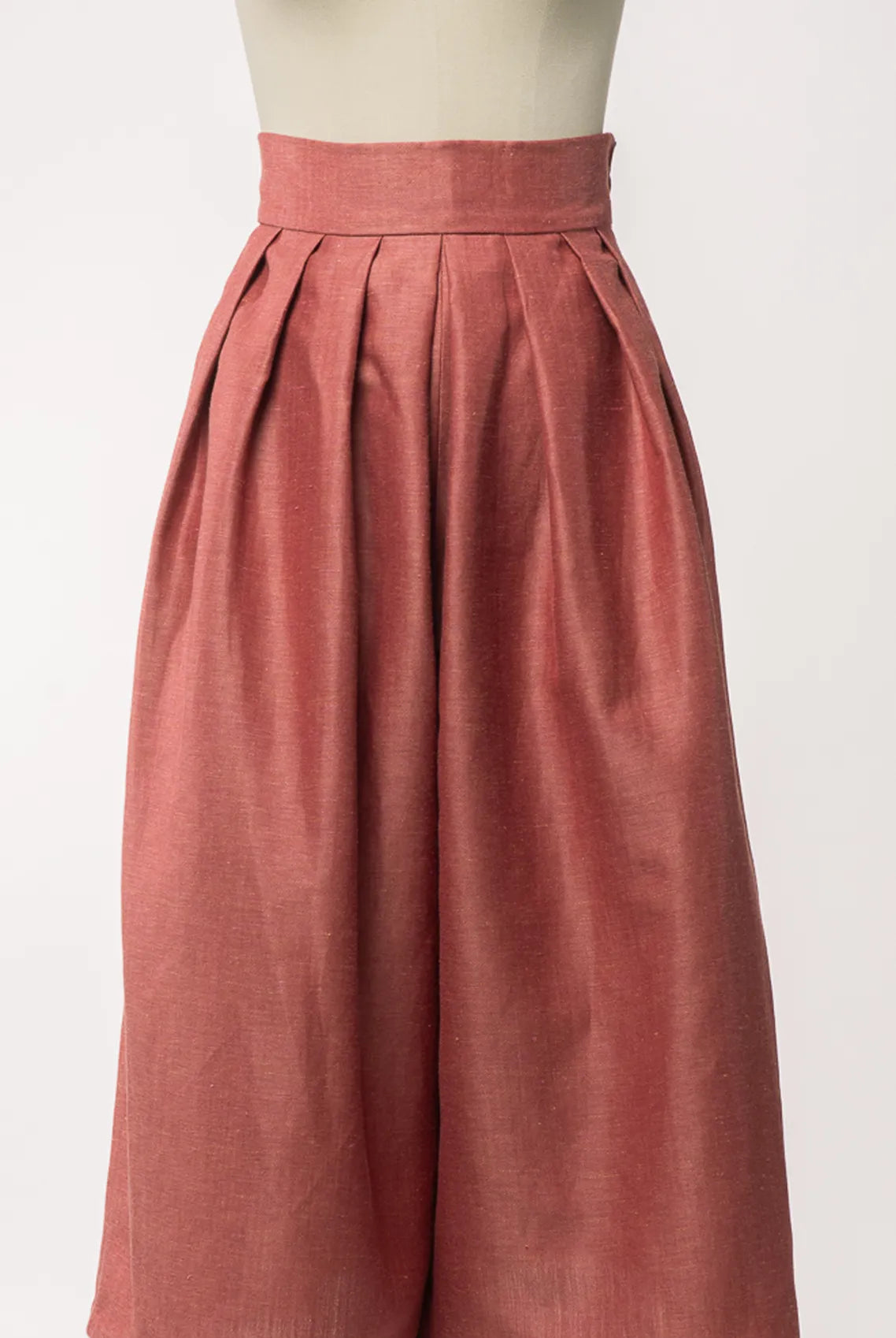Nahaufnahme von Hosenrock Audrey aus Leinen-Schurwolle-Mischung in pinker Beere – Frontansicht auf Büste, handgefertigt in München von Zirbenfux