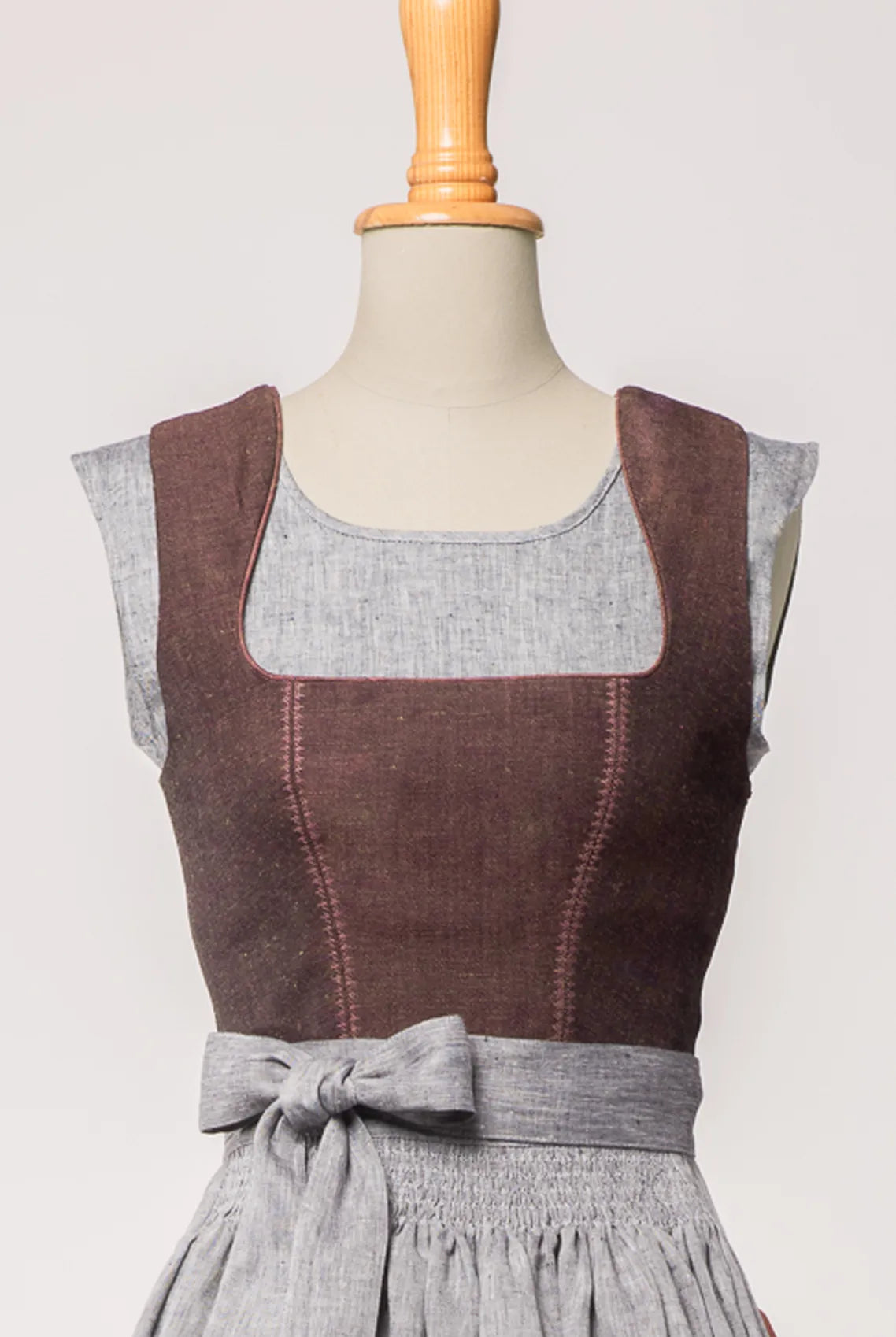 Nahaufnahme von Mieder Ava aus Leinen-Schurwolle-Mischung in Malve – Frontansicht auf Büste, zeitlos verarbeitet und handgefertigt in München von Zirbenfux