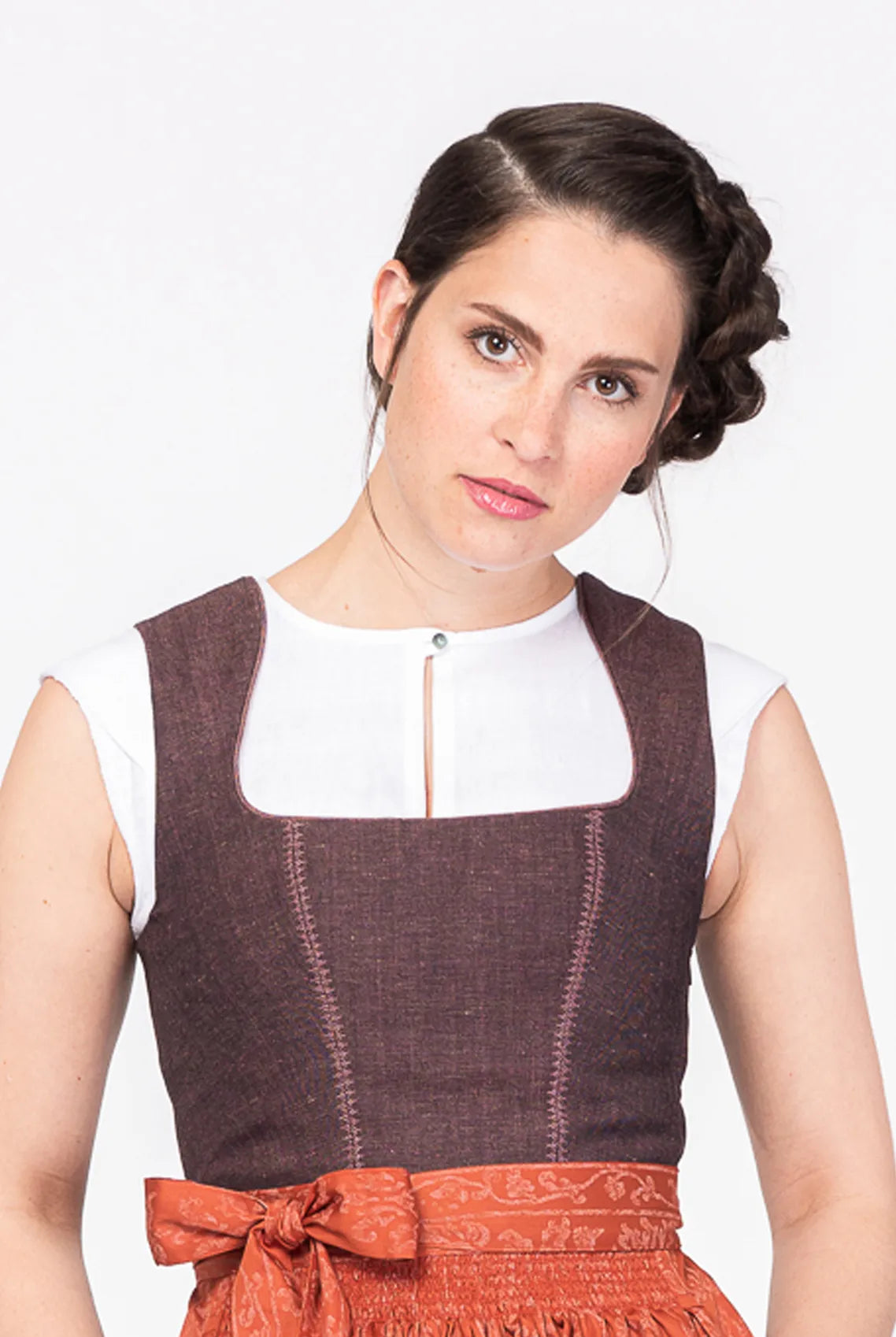 Nahaufnahme des Mieders Ava aus Leinen-Schurwolle-Mischung in Malve – Frontansicht am Model, fein verarbeitet, handgefertigt in München von Zirbenfux