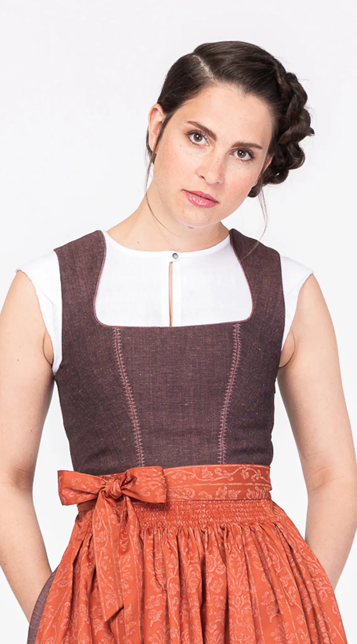 Nahaufnahme des Mieders Ava aus Leinen-Schurwolle-Mischung in Malve – Frontansicht am Model, fein verarbeitet, handgefertigt in München von Zirbenfux