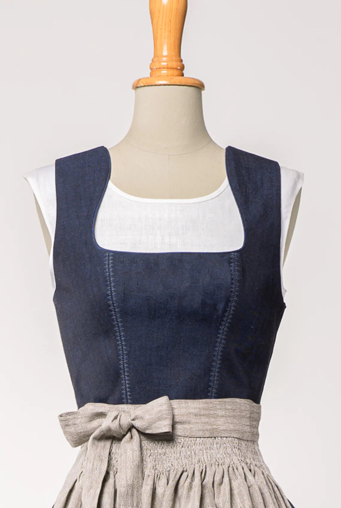 Nahaufnahme des Mieders Ava aus Leinen-Schurwolle-Mischung in Nachtblau – Frontansicht auf Büste, fein verarbeitet, handgefertigt in München von Zirbenfux