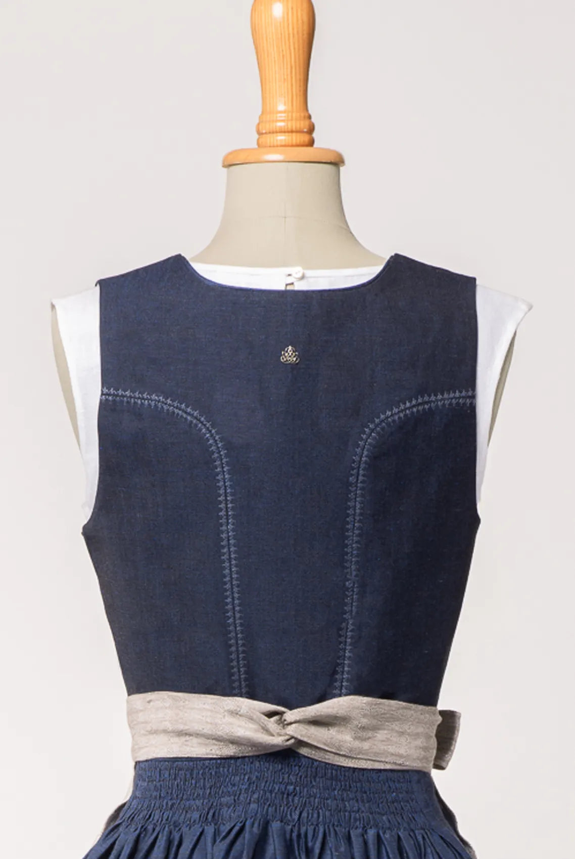 Nahaufnahme des Mieders Ava aus Leinen-Schurwolle-Mischung in Nachtblau – Rückansicht auf Büste, detailreich gearbeitet, handgefertigt in München von Zirbenfux