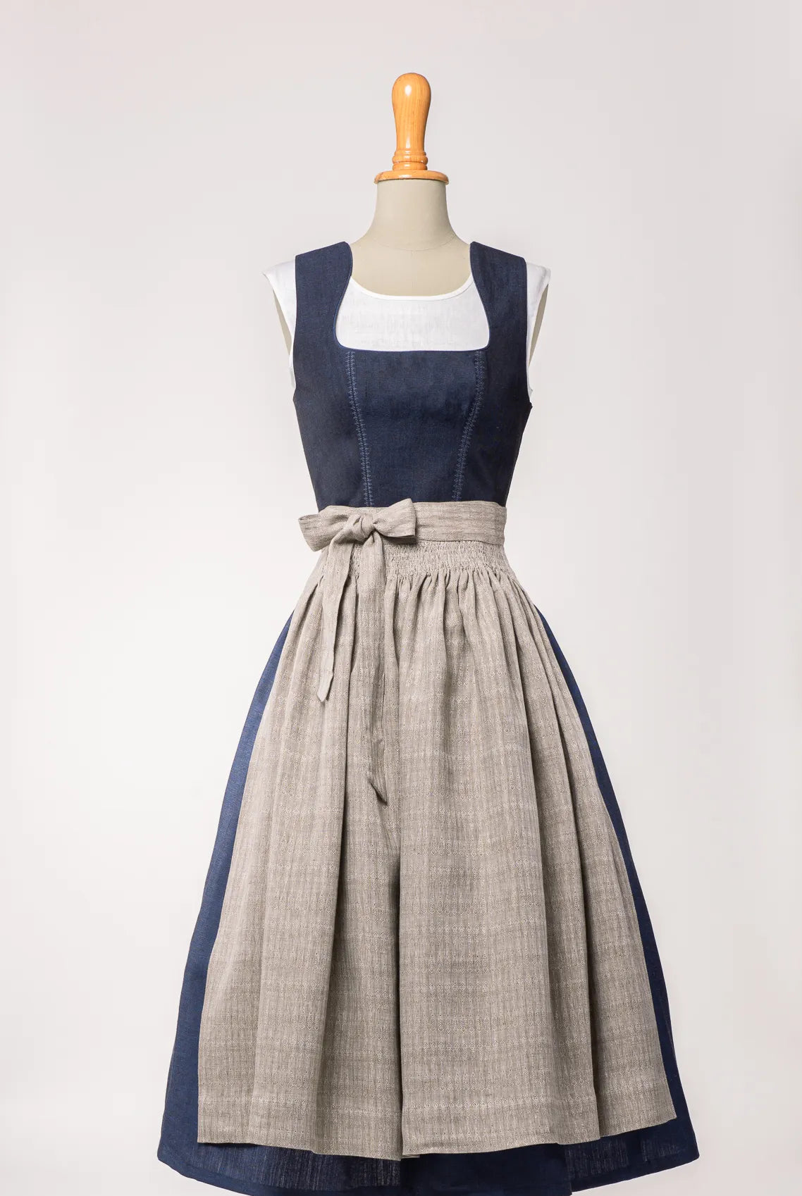 Mieder Ava aus dunkelblauer Leinen-Schurwolle-Mischung, kombiniert mit Rock Marlene und naturfarbener Leinenschürze – Frontansicht auf Büste, handgefertigt in München von Zirbenfux