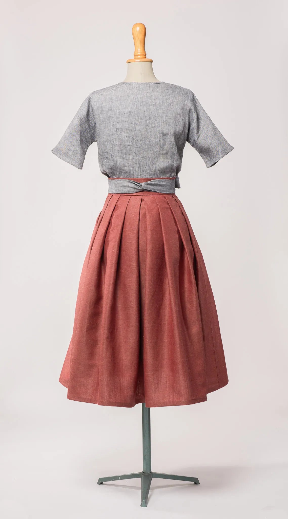 Schürzenband aus blaugrauem Bio-Leinen – Rückansicht auf Büste, zeitlos interpretiert von Zirbenfux