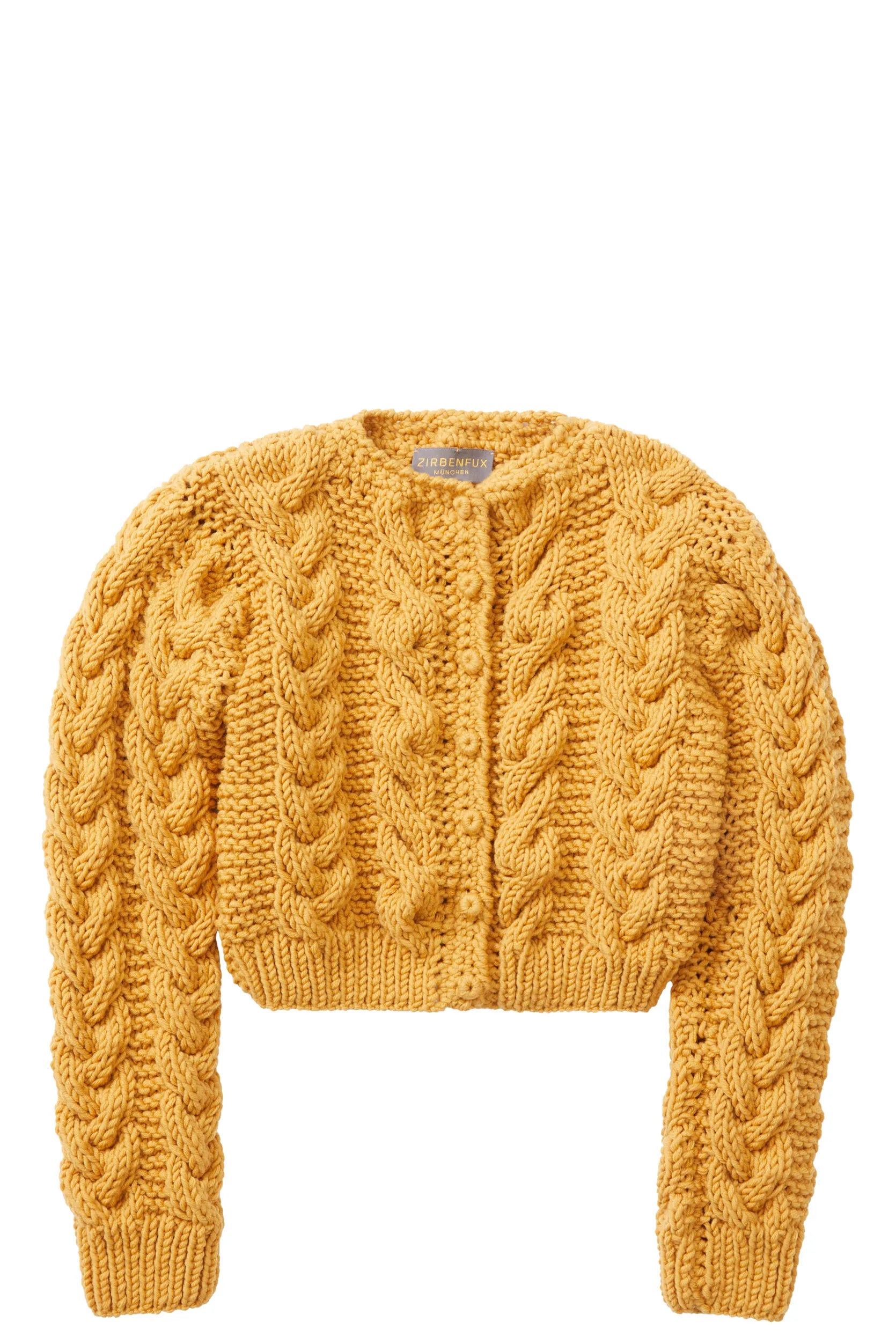 Strickjacke mit Zopfmuster aus ocker-gelber Merinowolle – Frontansicht als Freisteller, hochwertiger Handstrick von Zirbenfux