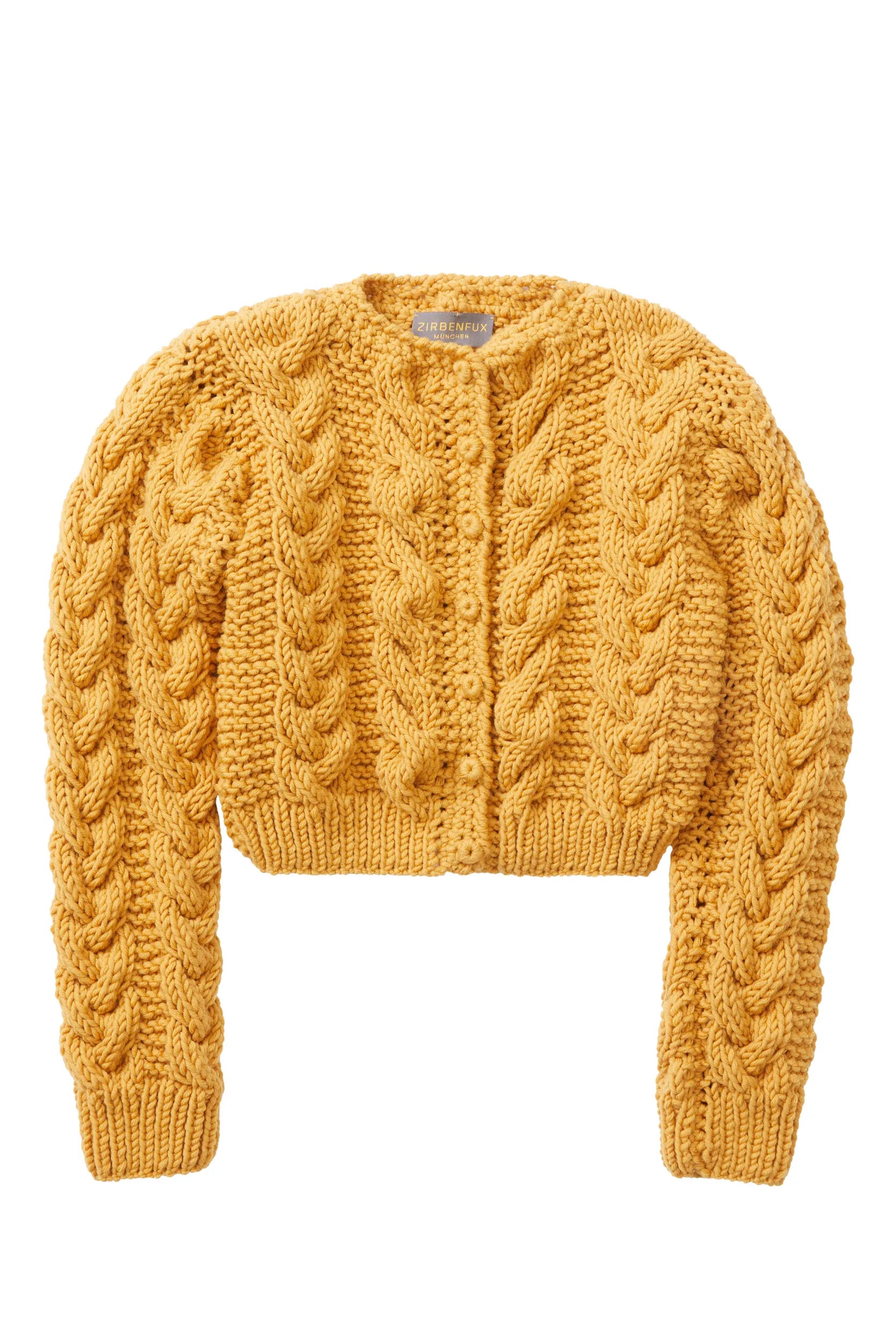 Strickjacke mit Zopfmuster aus ocker-gelber Merinowolle – Frontansicht als Freisteller, hochwertiger Handstrick von Zirbenfux