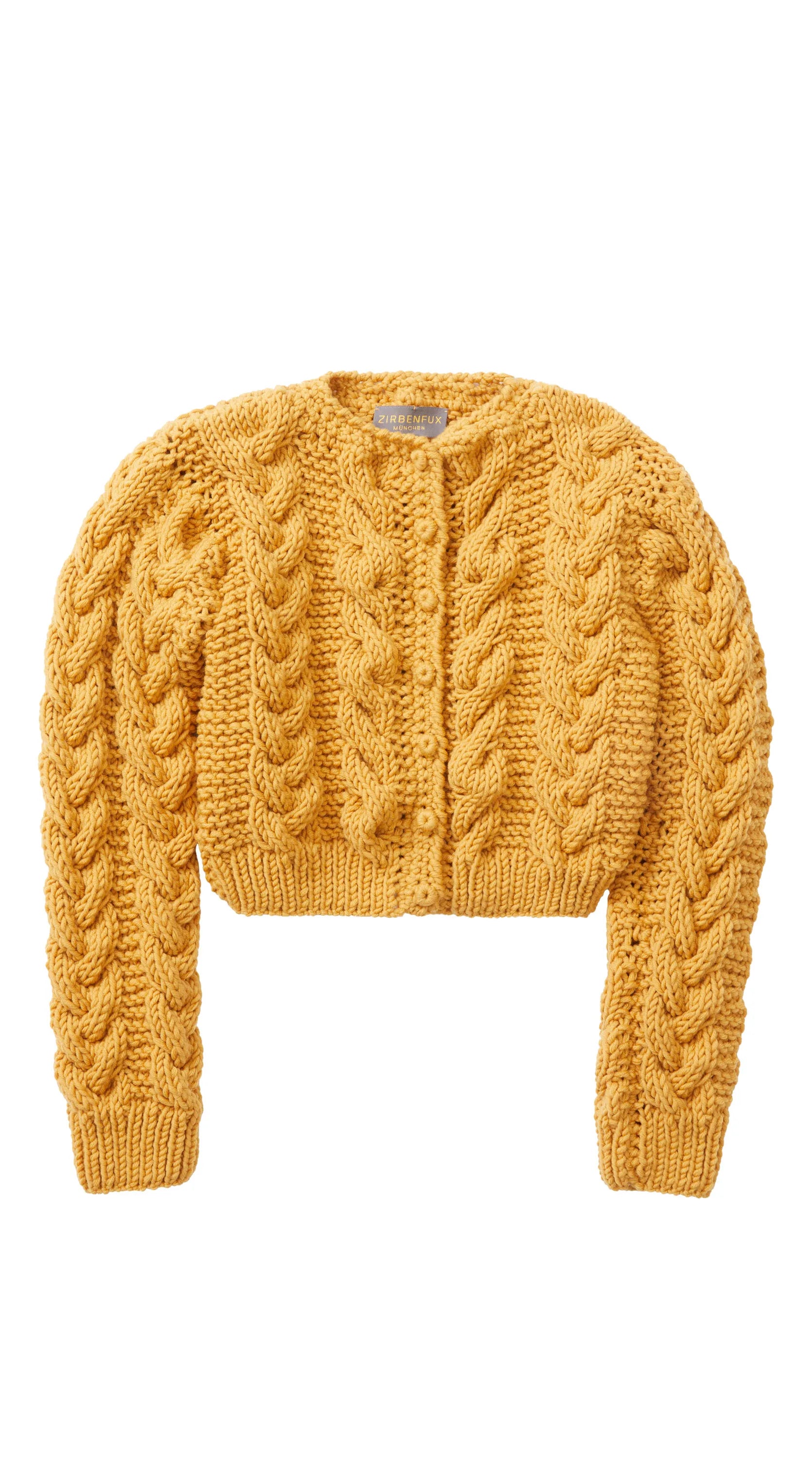 Strickjacke mit Zopfmuster aus ocker-gelber Merinowolle – Frontansicht als Freisteller, hochwertiger Handstrick von Zirbenfux