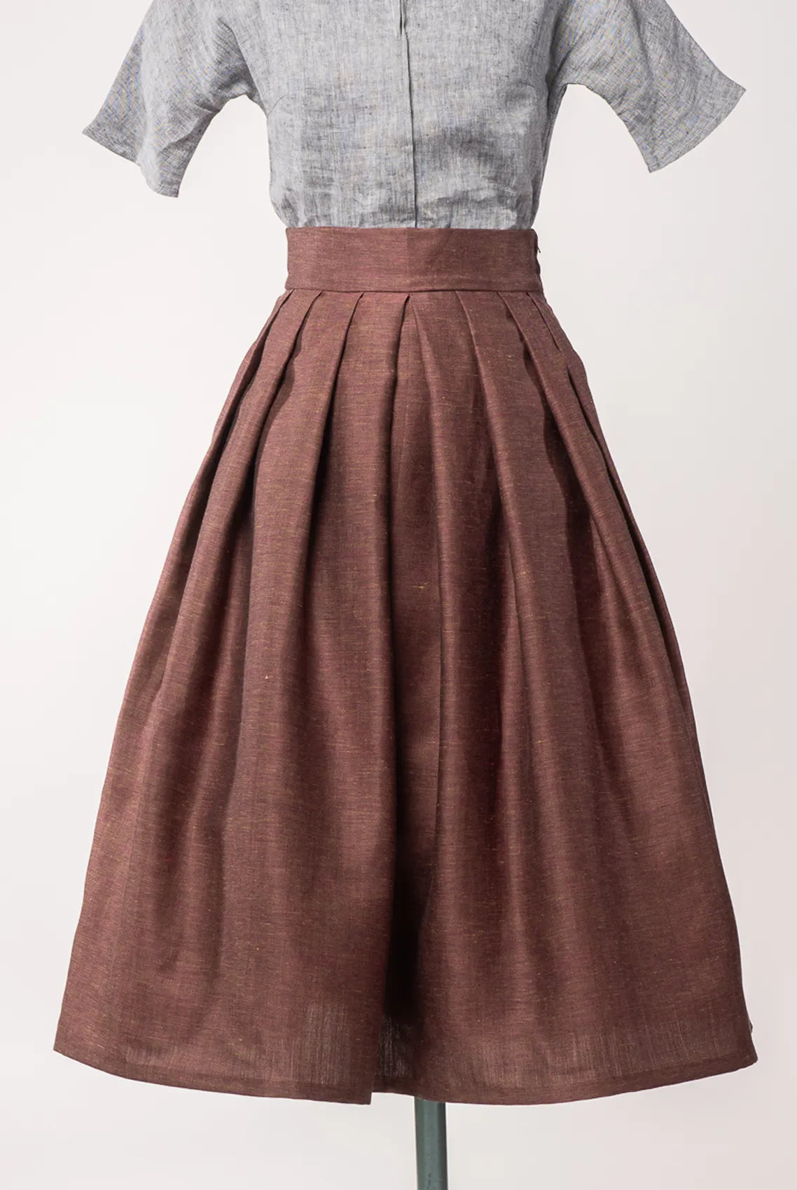 Trachtenrock Charlie aus Leinen-Schurwolle-Mischung in Malve – Frontansicht auf Büste, nachhaltig gefertigt von Zirbenfux