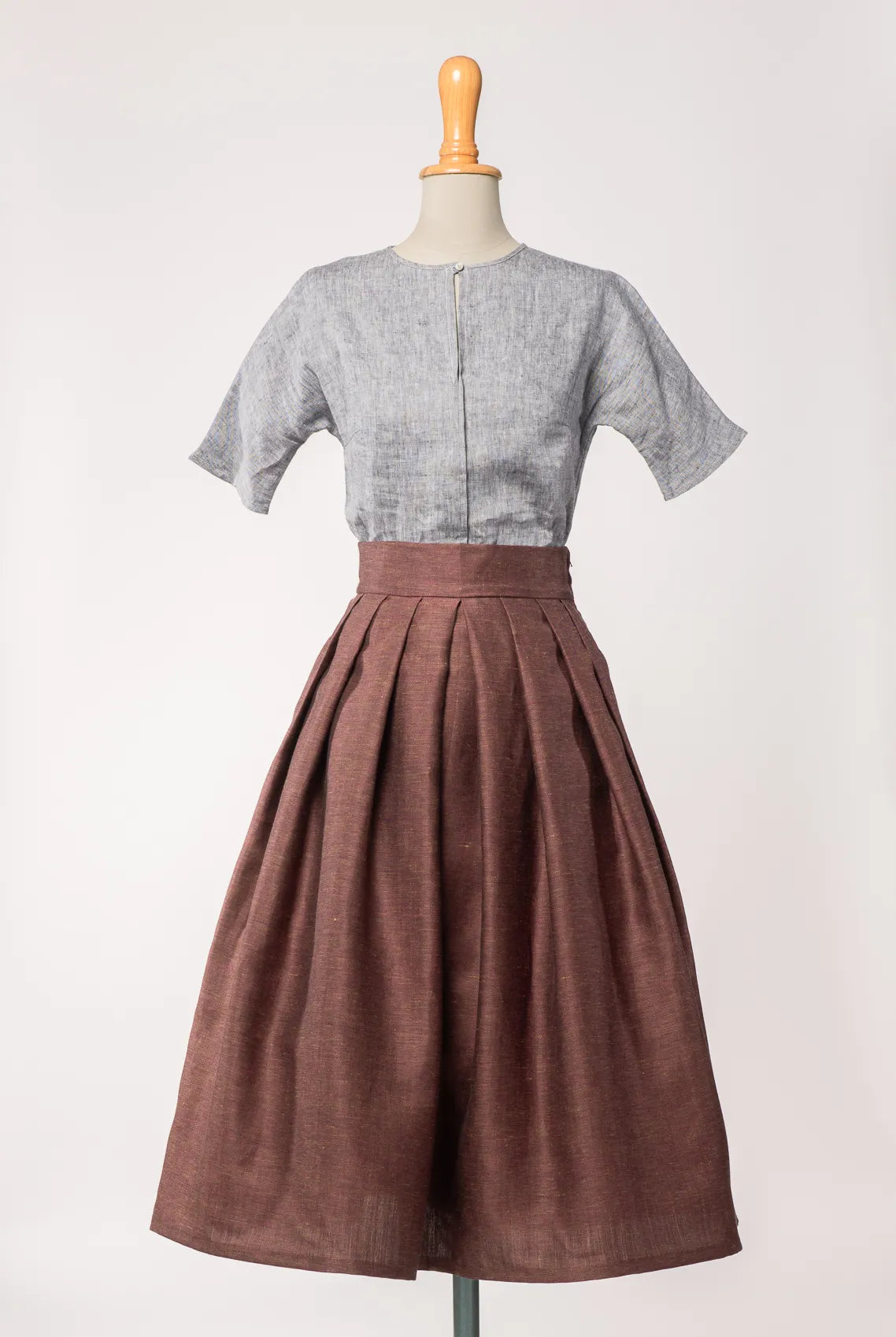 Trachtenrock Charlie aus Leinen-Schurwolle-Mischung in Malve, kombiniert mit Bluse Romy aus blaugrauem Bio-Leinen – Frontansicht auf Büste, handgefertigt von Zirbenfux