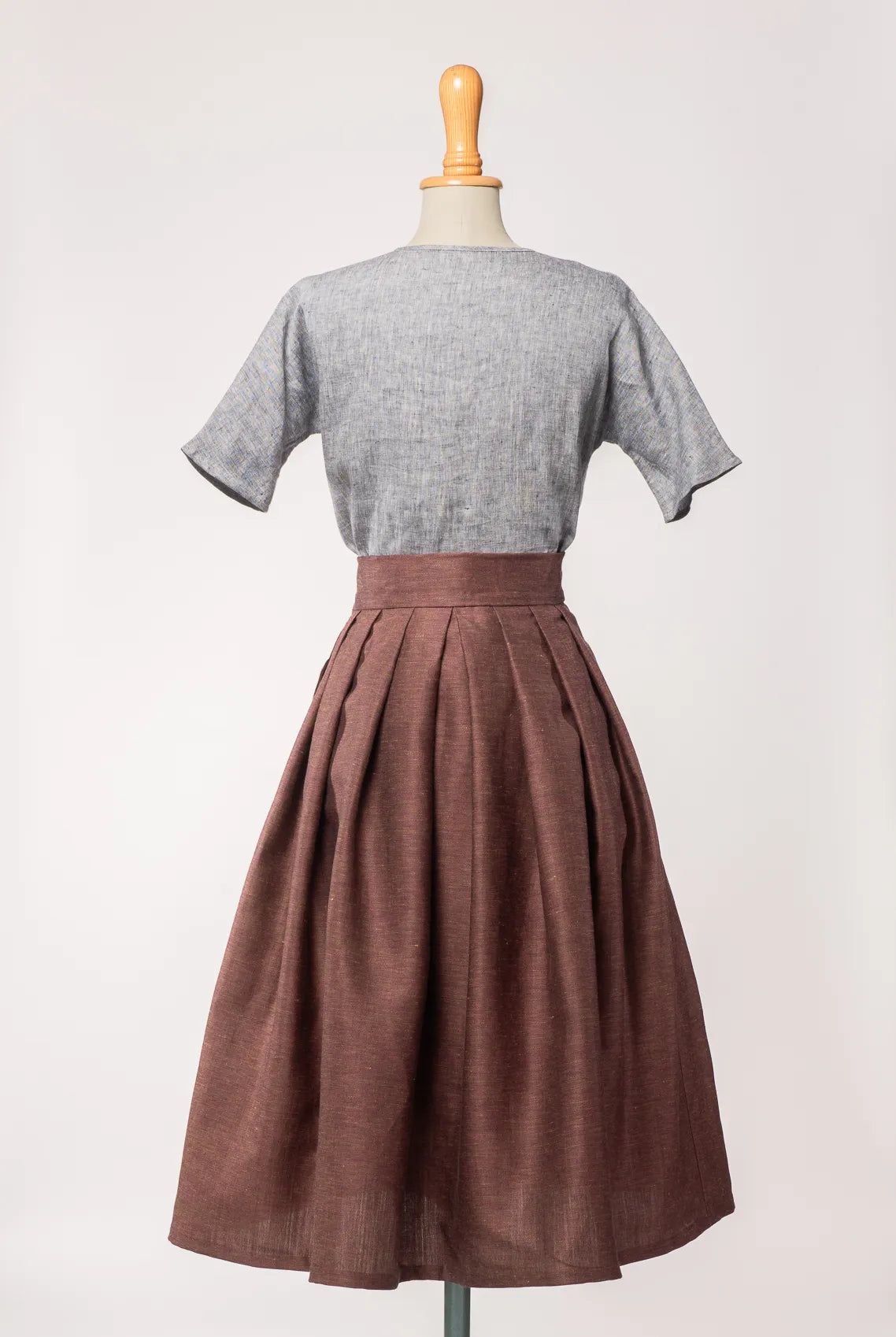 Trachtenrock Charlie aus Leinen-Schurwolle-Mischung in Malve, kombiniert mit Bluse Romy aus blaugrauem Bio-Leinen – Rückansicht auf Büste, handgefertigt in München von Zirbenfux