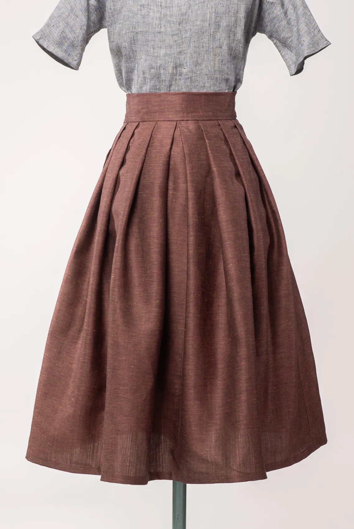 Trachtenrock Charlie aus Leinen-Schurwolle-Mischung in Malve – Rückansicht auf Büste, zeitlos interpretiert von Zirbenfux