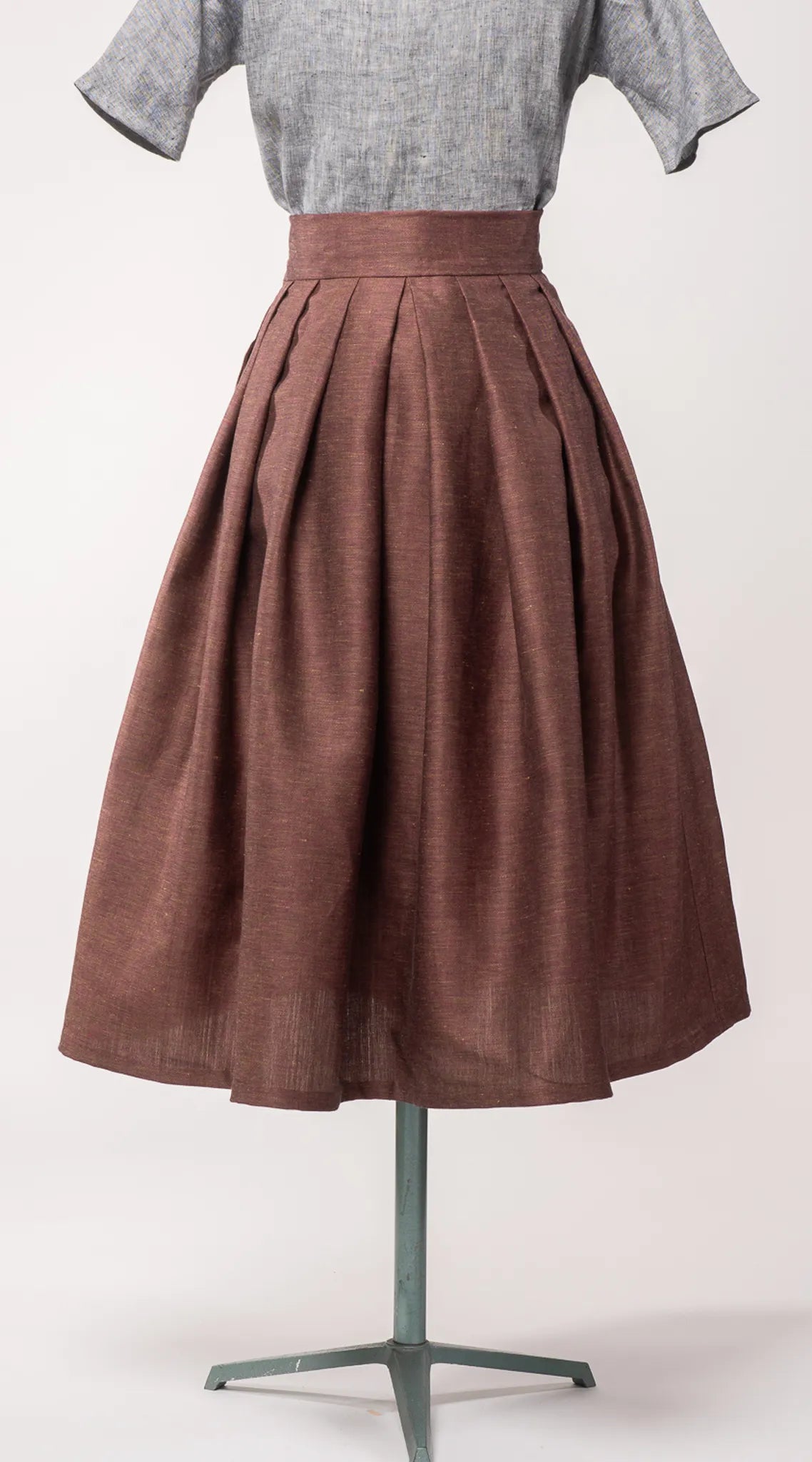Trachtenrock Charlie aus Leinen-Schurwolle-Mischung in Malve – Rückansicht auf Büste, zeitlos interpretiert von Zirbenfux