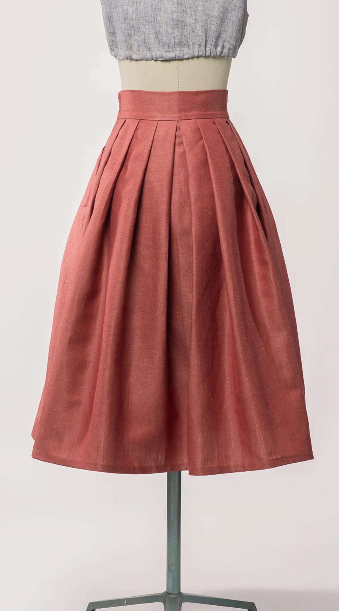 Trachtenrock Charlie aus Leinen-Schurwolle-Mischung in pinker Beere – Rückansicht auf Büste, nachhaltig gefertigt von Zirbenfux