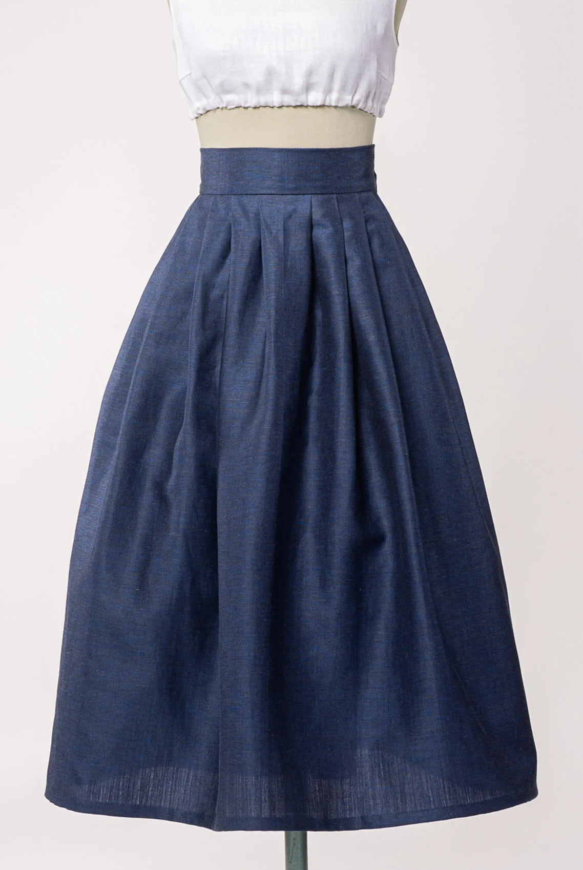 Nahaufnahme von Trachtenrock Marlene aus dunkelblauer Leinen-Schurwolle-Mischung – Frontansicht auf Büste, nachhaltig gefertigt von Zirbenfux