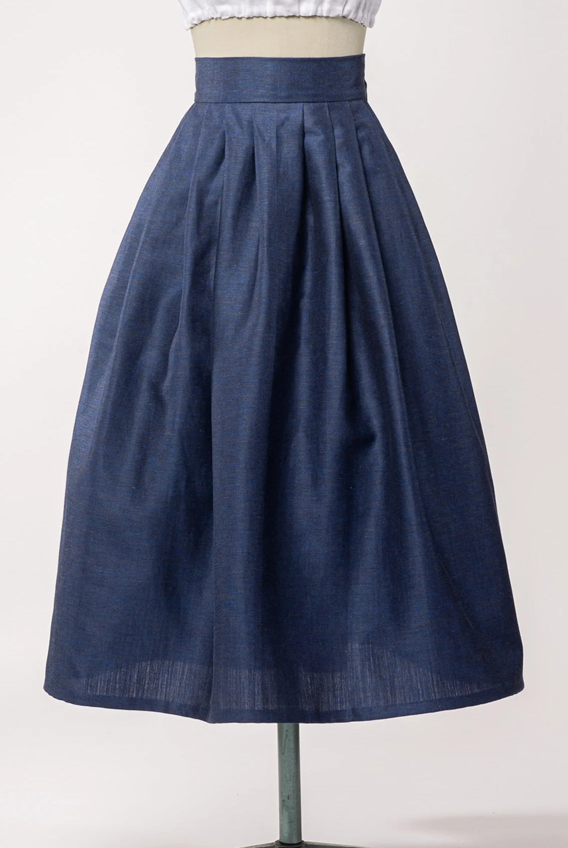 Nahaufnahme von Trachtenrock Marlene aus dunkelblauer Leinen-Schurwolle-Mischung – Frontansicht auf Büste, nachhaltig gefertigt von Zirbenfux