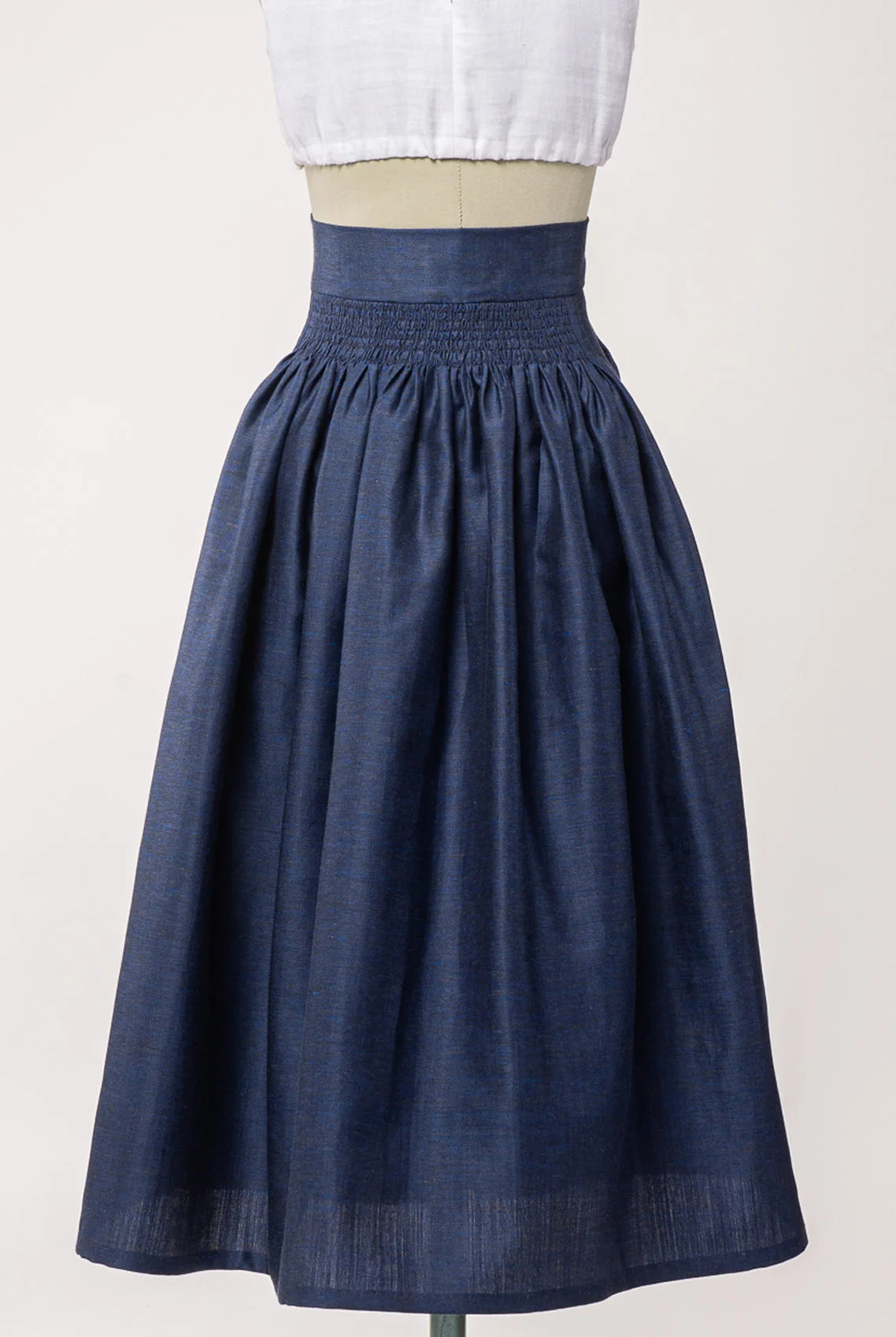 Nahaufnahme von Trachtenrock Marlene aus dunkelblauer Leinen-Schurwolle-Mischung – Rückansicht auf Büste, handgefertigt von Zirbenfux
