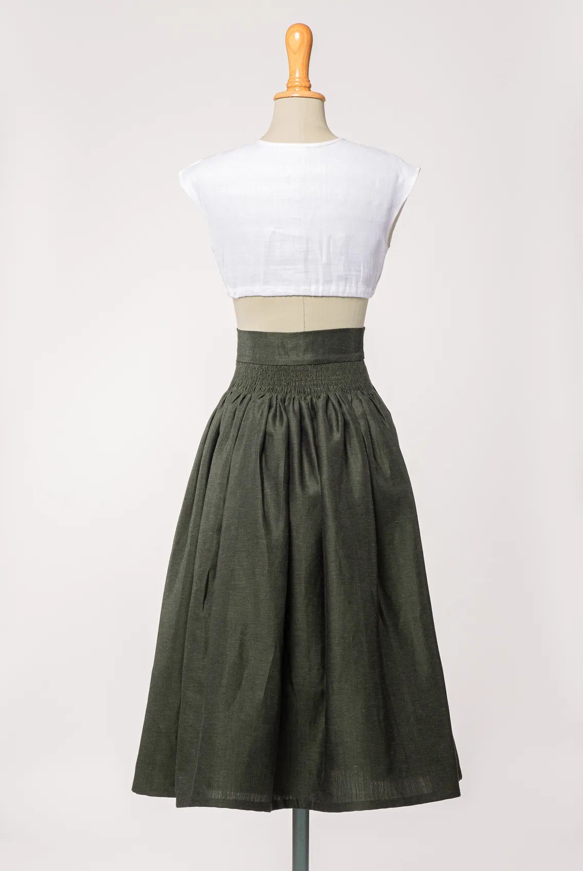 Trachtenrock Marlene aus dunkelgrüner Leinen-Schurwolle-Mischung, kombiniert mit Dirndlbluse Tilda aus weißem Bio-Leinen – Rückansicht auf Büste, nachhaltig gefertigt von Zirbenfux