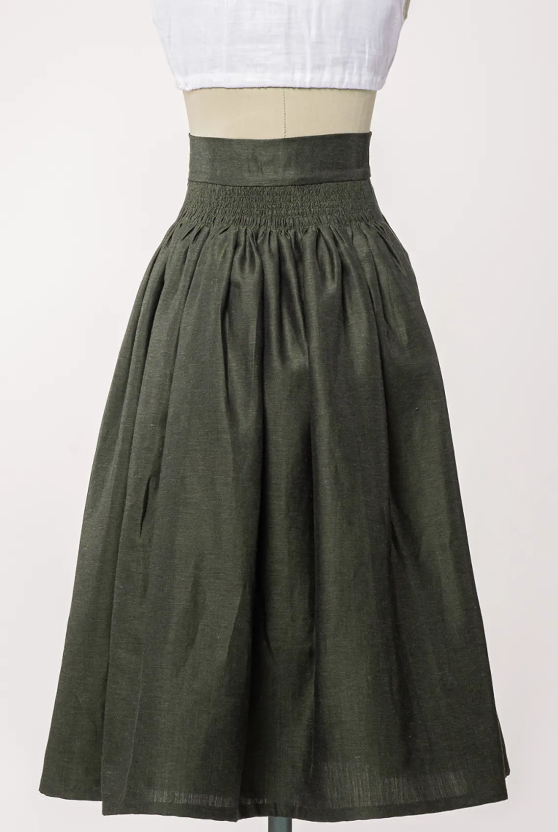 Trachtenrock Marlene aus dunkelgrüner Leinen-Schurwolle-Mischung – Rückansicht auf Büste, zeitlos interpretiert von Zirbenfux