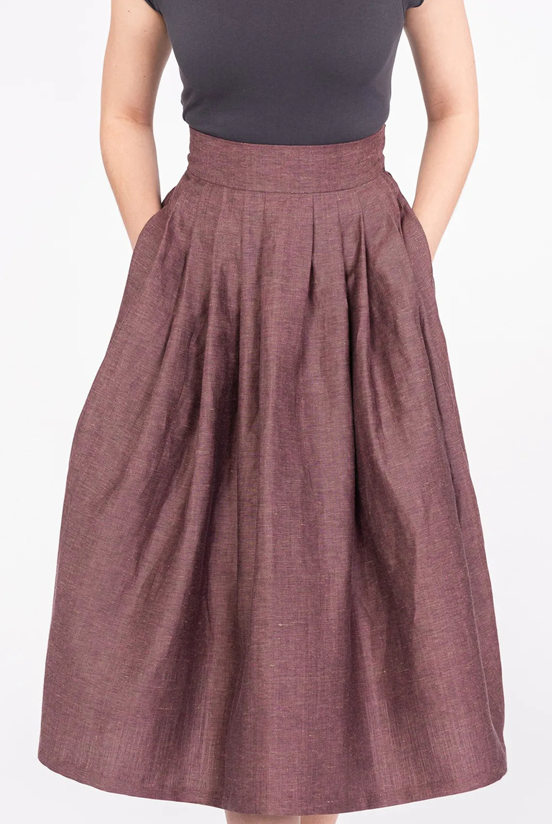 Trachtenrock Marlene aus Leinen in Farbe Malve – Frontansicht am Model, handgefertigt von Zirbenfux