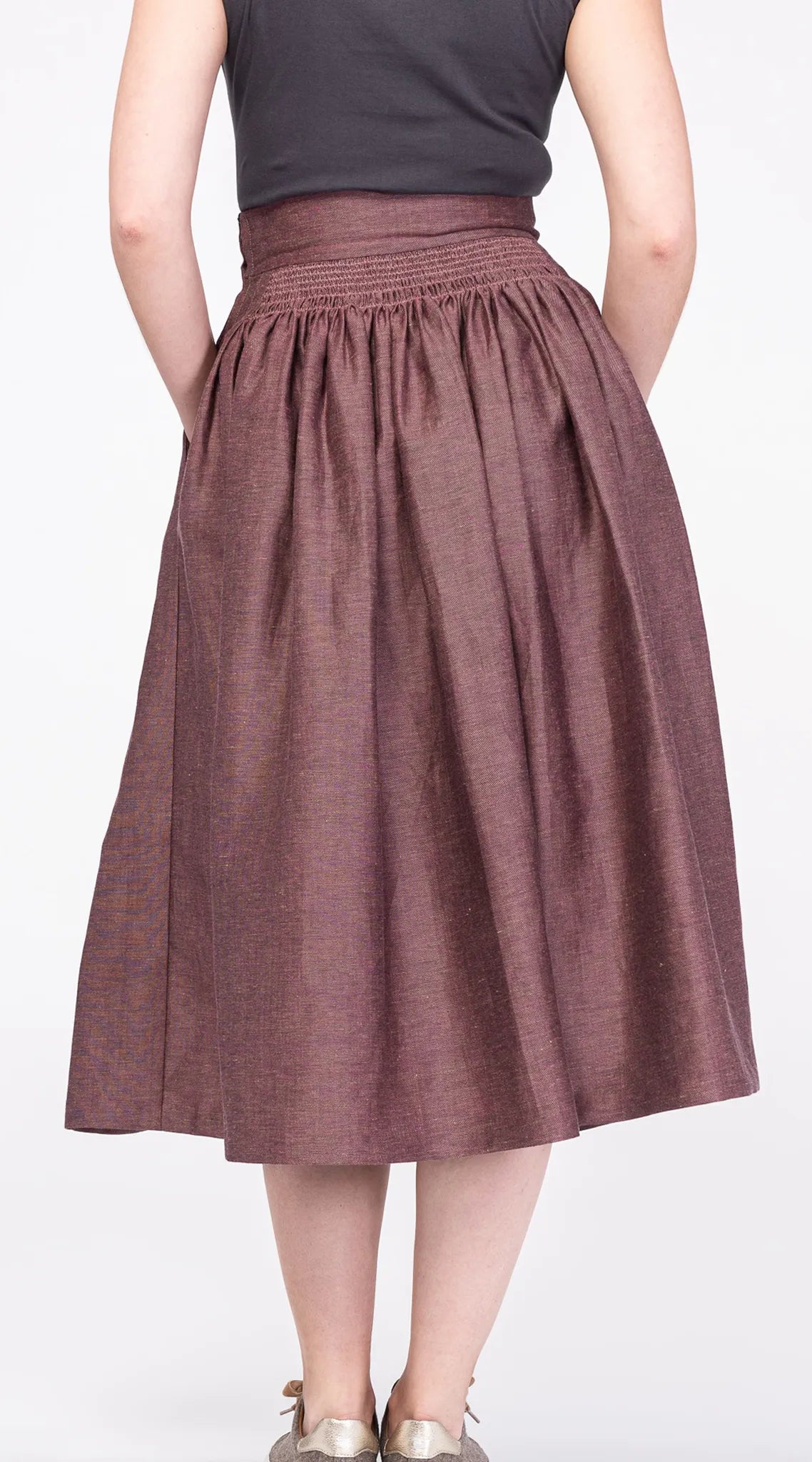 Trachtenrock Marlene aus Leinen in Farbe Malve – Rückansicht am Model, nachhaltig gefertigt von Zirbenfux
