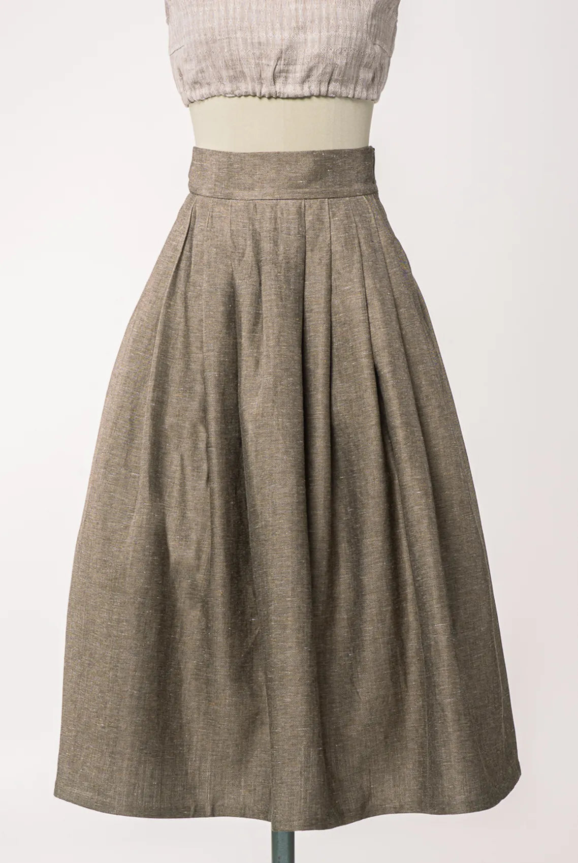 Trachtenrock Marlene aus goldbrauner Leinen-Schurwolle-Mischung – Frontansicht auf Büste, zeitlos interpretiert von Zirbenfux