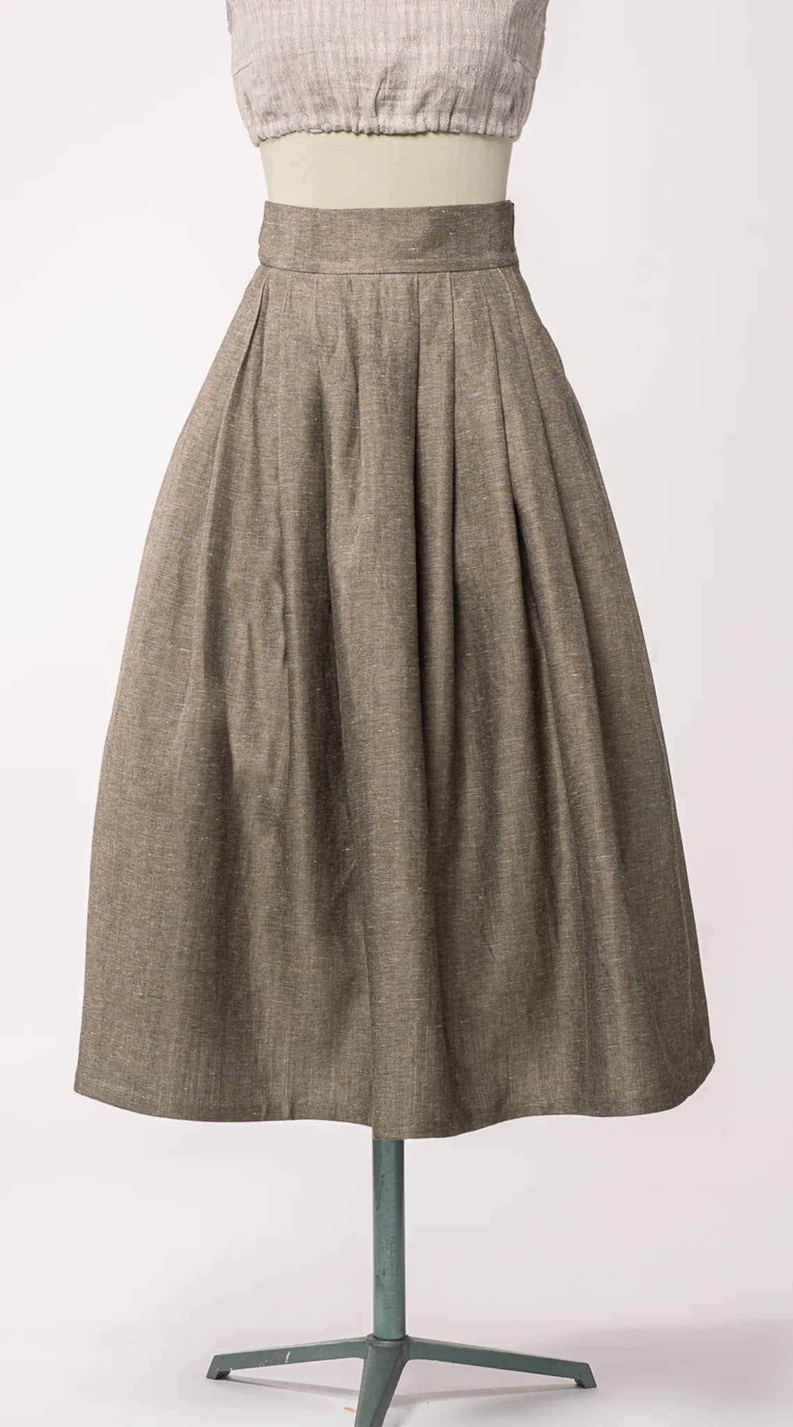 Trachtenrock Marlene aus goldbrauner Leinen-Schurwolle-Mischung – Frontansicht auf Büste, zeitlos interpretiert von Zirbenfux