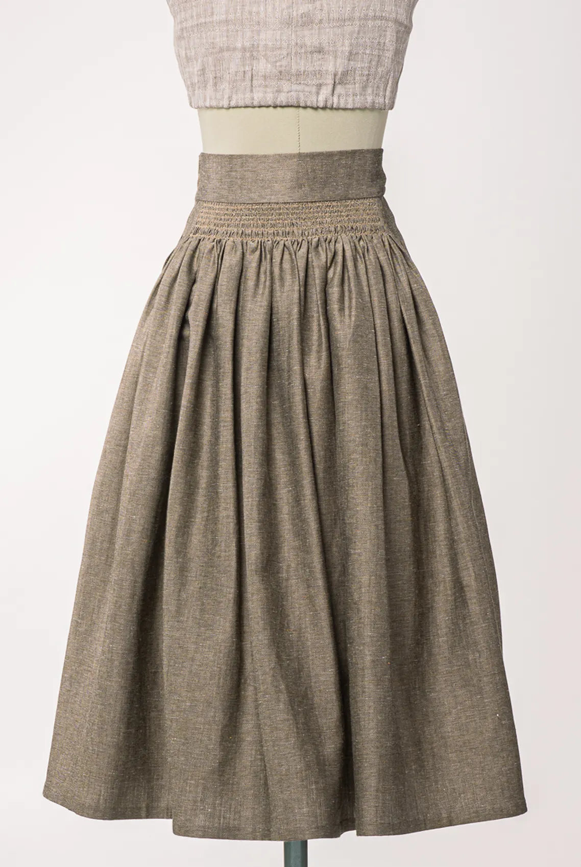 Trachtenrock Marlene aus goldbrauner Leinen-Schurwolle-Mischung – Rückansicht auf Büste, zeitlos interpretiert von Zirbenfux