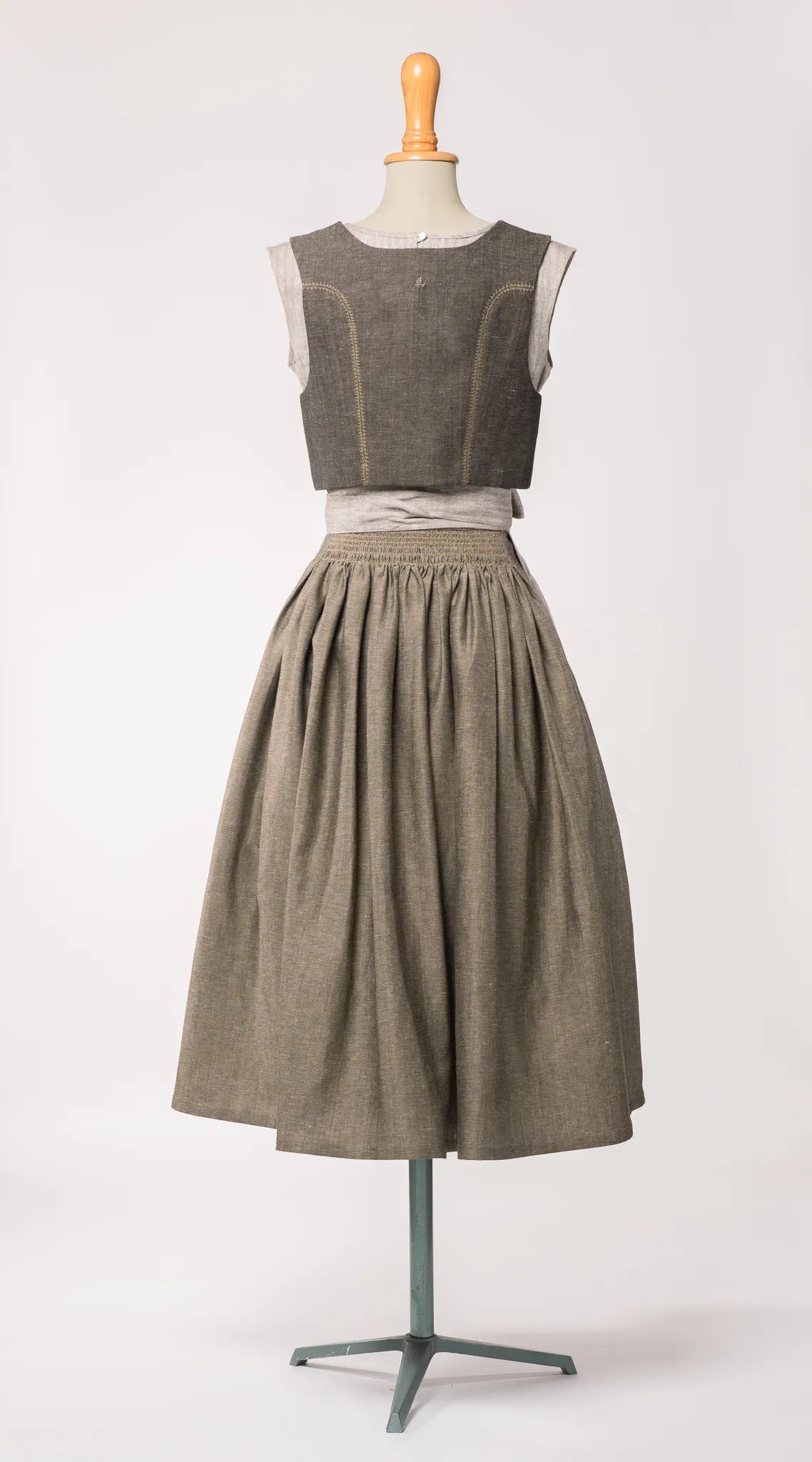 Trachtenrock Marlene aus naturfarbenem Leinen, kombiniert mit Fuxerl Charlie und naturfarbener Leinenschürze – Rückansicht auf Büste, nachhaltig gefertigt von Zirbenfux