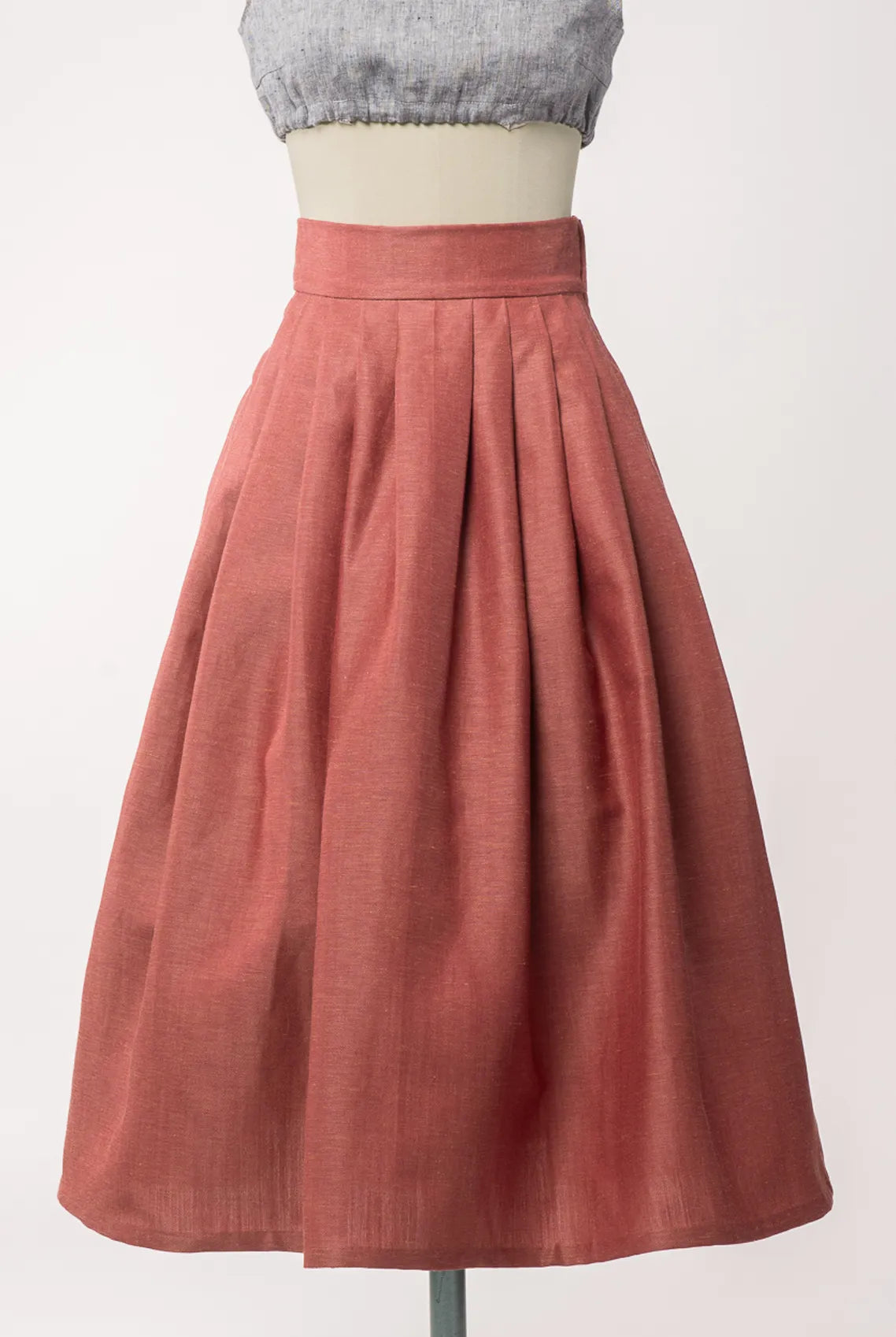 Trachtenrock Marlene aus Leinen-Schurwolle-Mischung in pinker Beere – Frontansicht auf Büste, handgefertigt in München von Zirbenfux